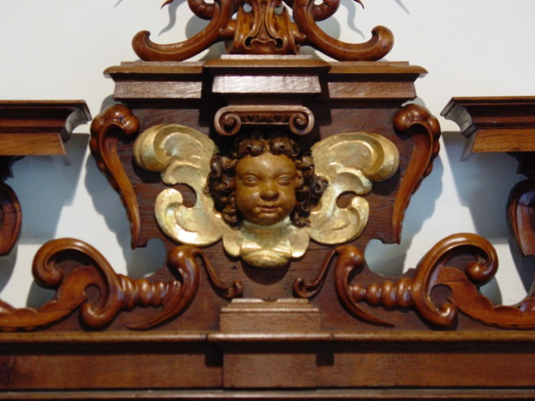 Porte Chapelle Saint Canisius, détail du fronton