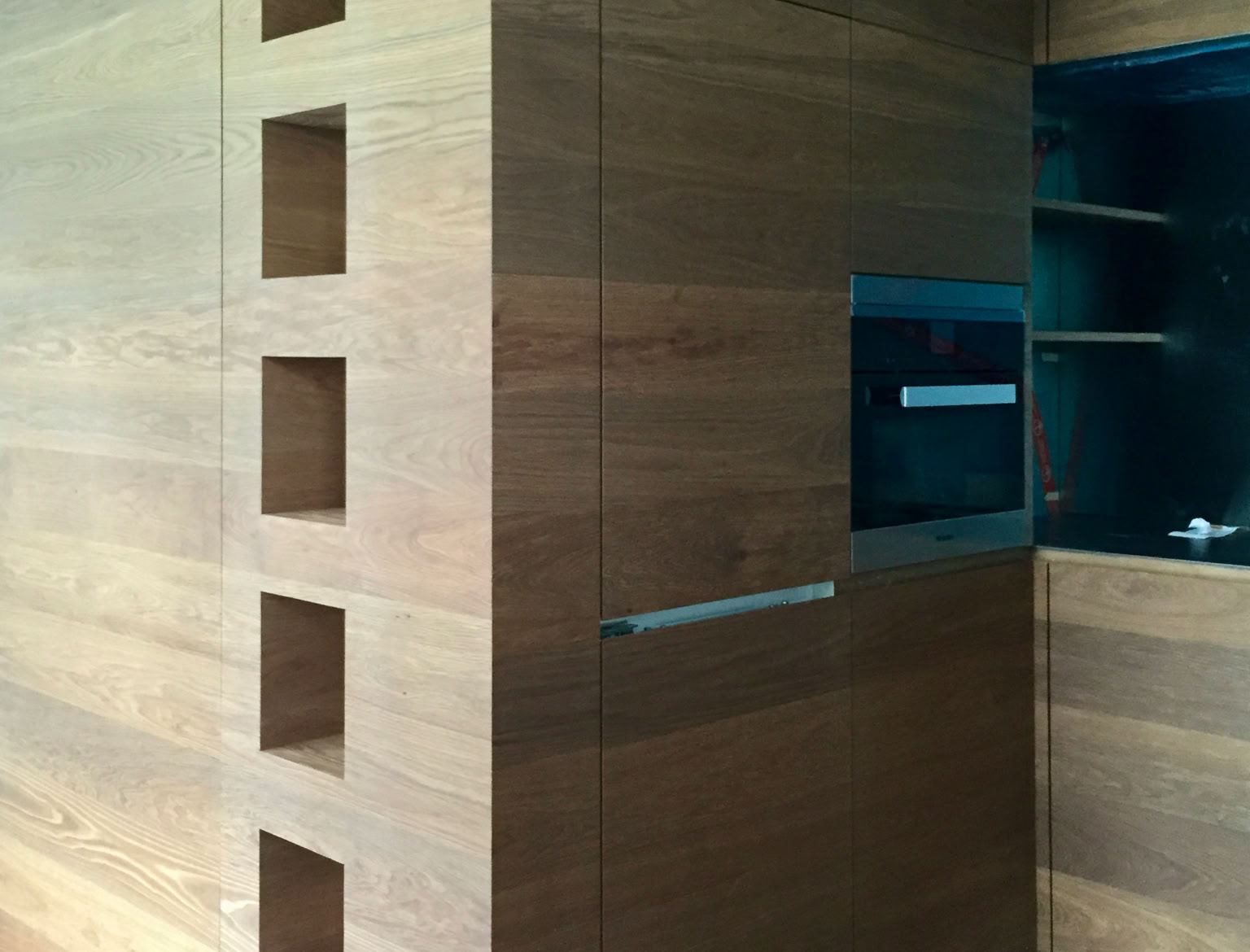 cuisine en chêne fumée avec porte coulissante sur le côté 