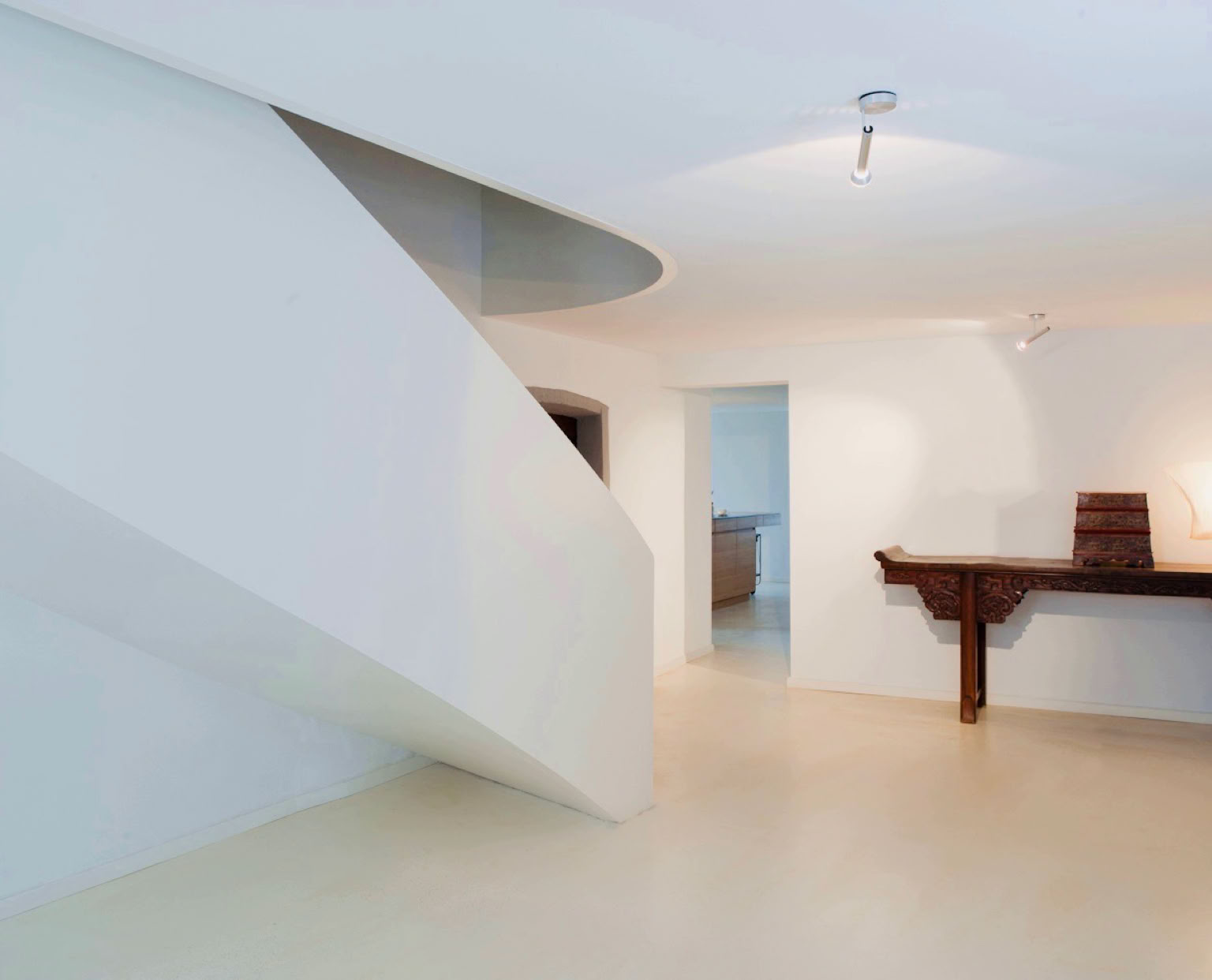 Escalier en chêne balancer avec balustrade  cintrée vue d'en bas, concept Lvph