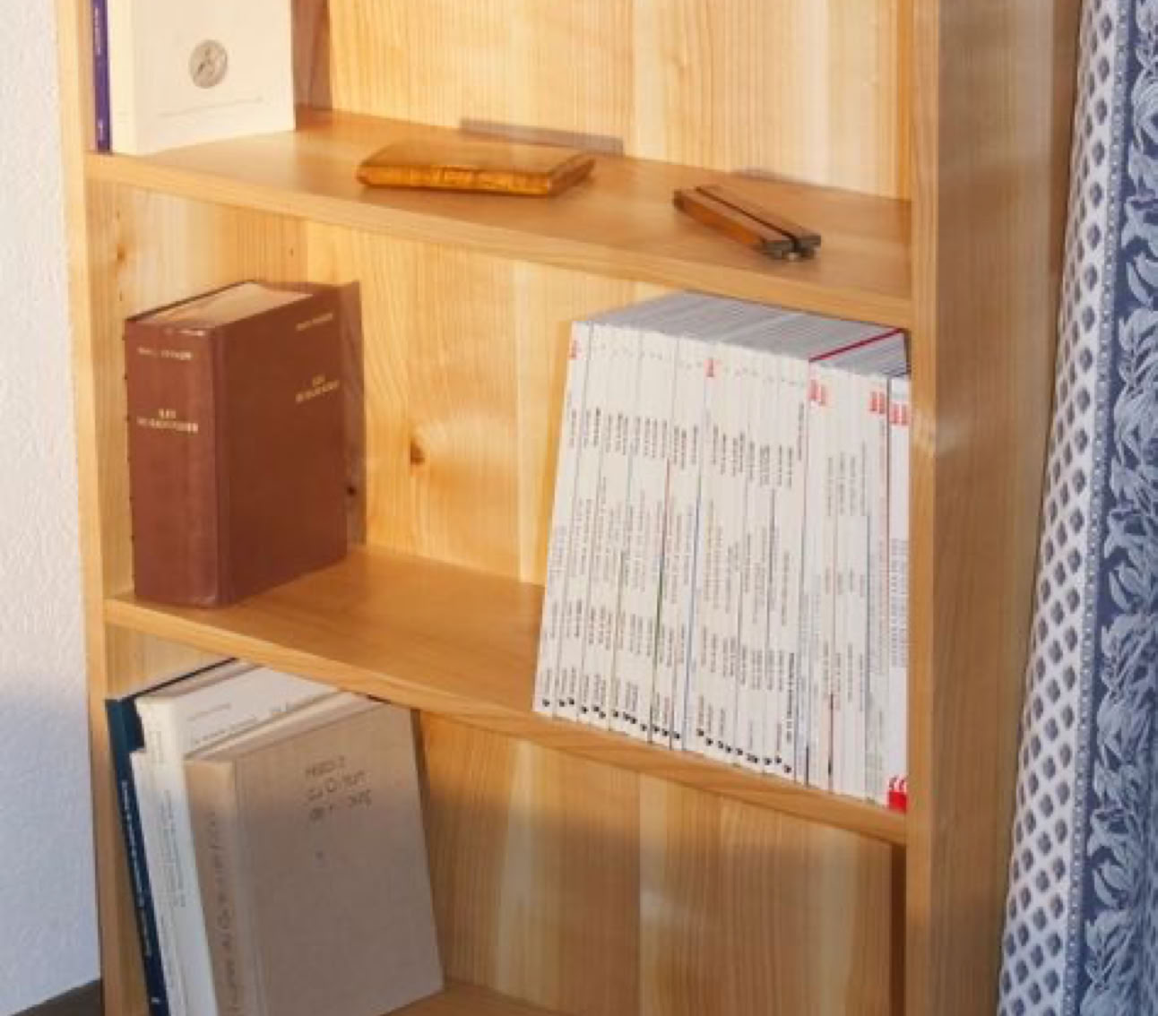 Bibliothèque en cerisier, assemblée a queue d'aigle, bois massif. Concept la passion du Bois sa