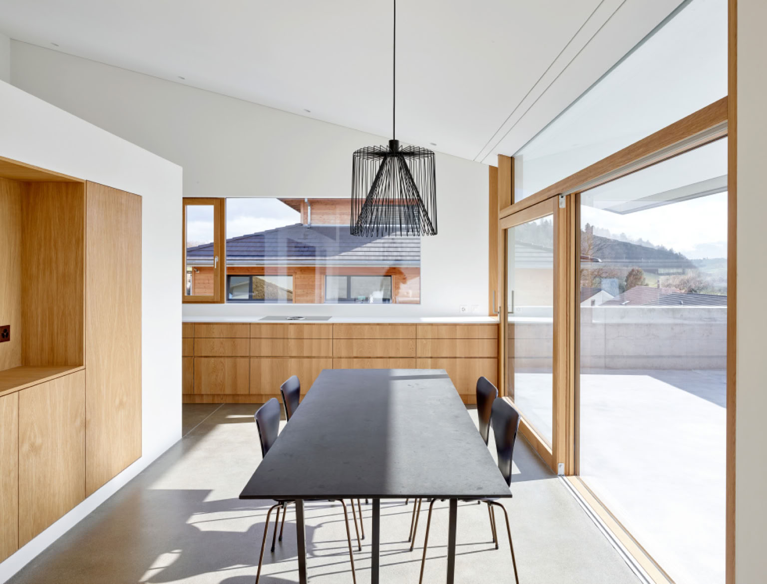 cuisine et armoire en chêne vernis, plan de travail en sileston, concept MHPM