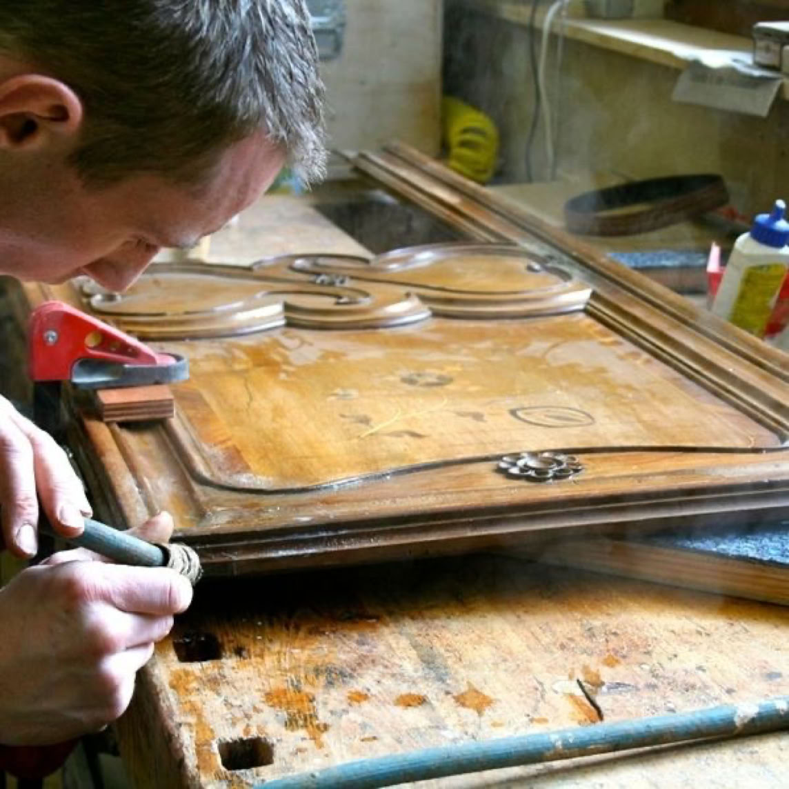 armoire fribourgeoise décollage à la vapeur de la porte