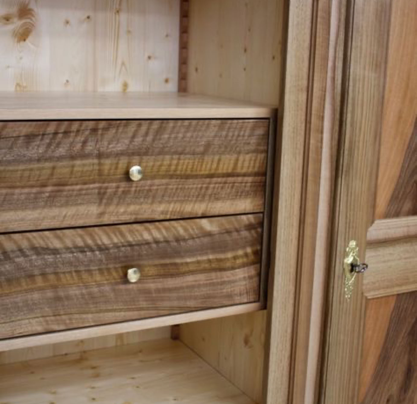 Armoire en noyer fabriquer selon les principes artisanal des meubles sur-mesure,détaille des tiroirs.