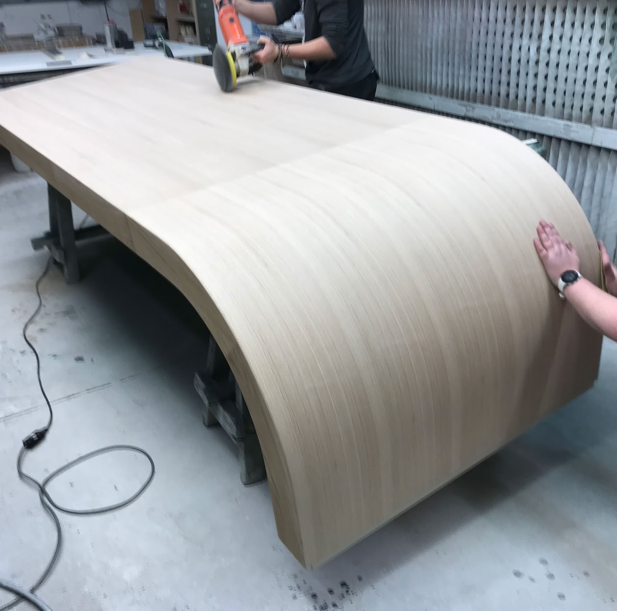 Préparation du bois par brossage sur une face de bar cintré, en chêne