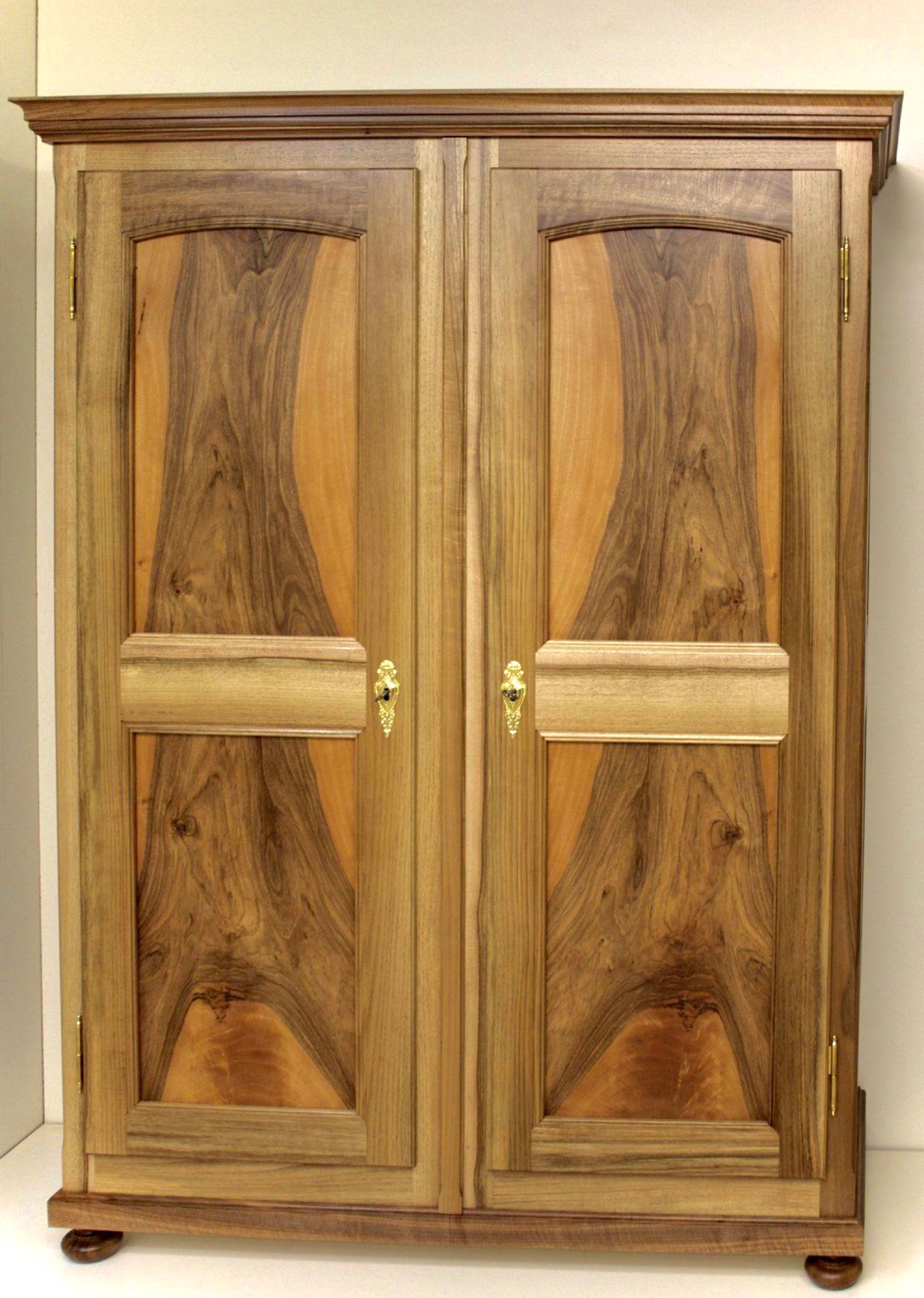 Armoire en noyer fabriquer selon les principes artisanal des meubles sur-mesure