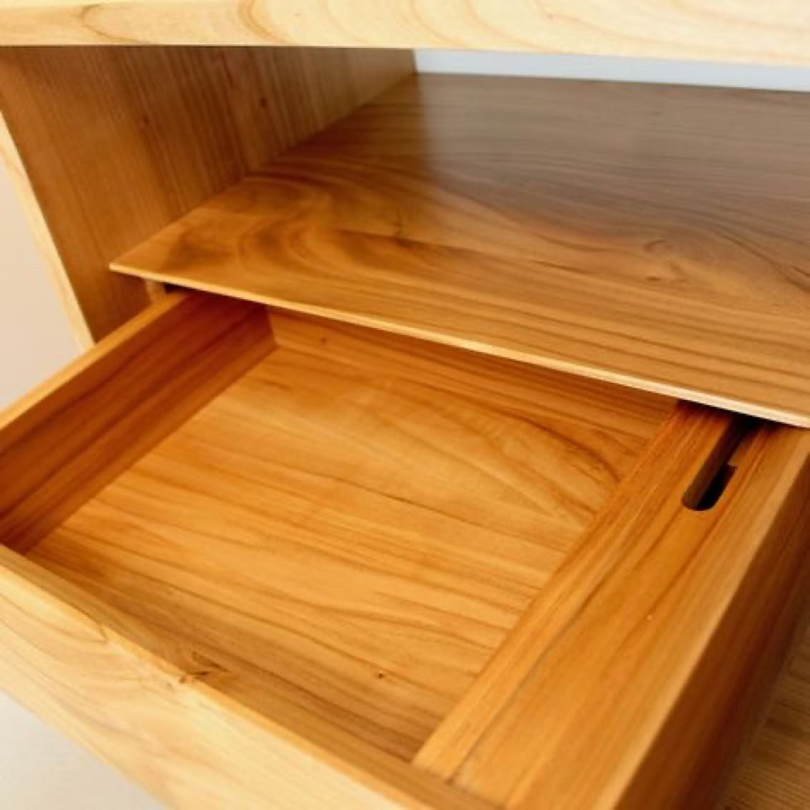 table de nuit en cerisier 3