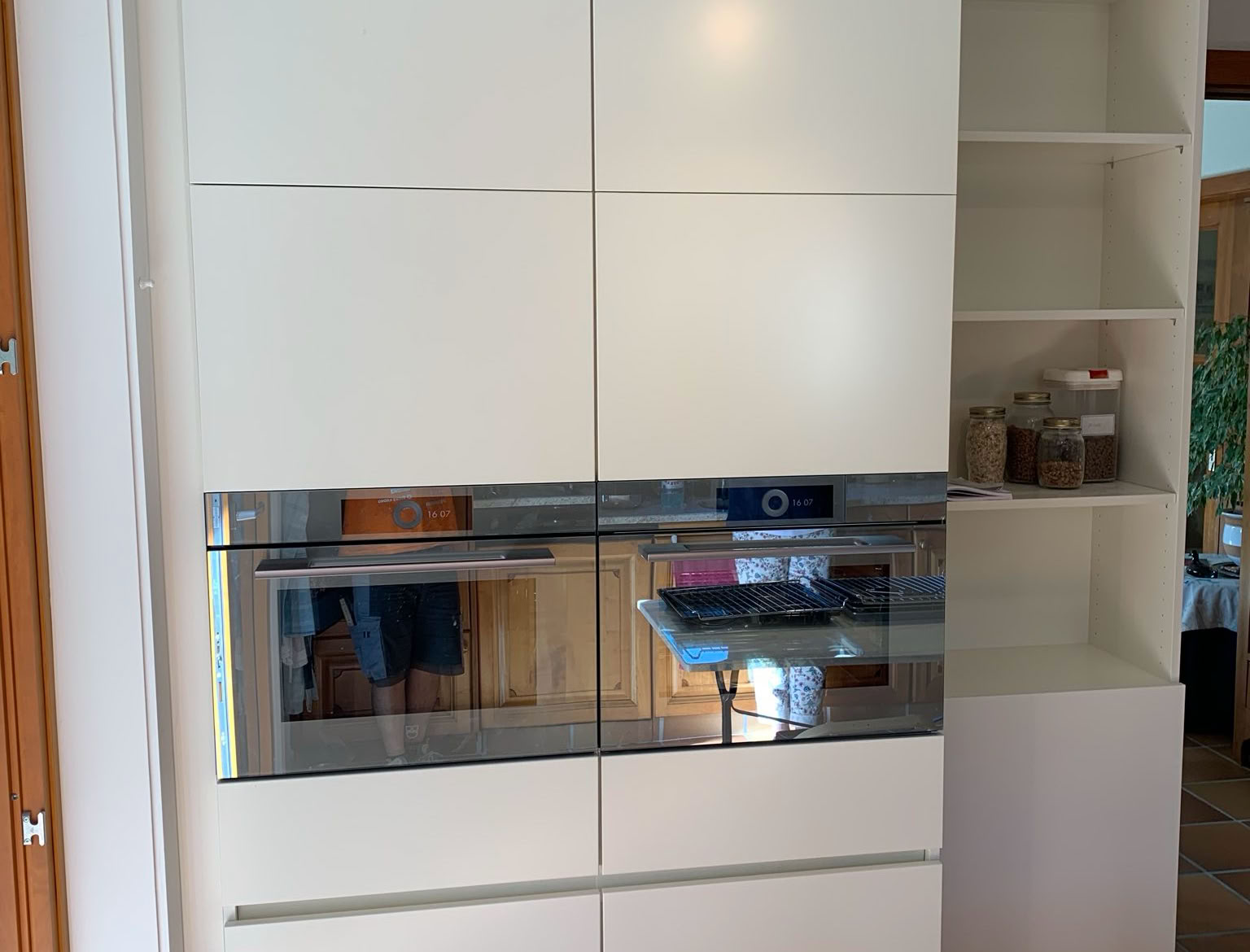 cuisine en laque blanche avec four et steamer optimisé pour l'espace, concept la passion du bois sa