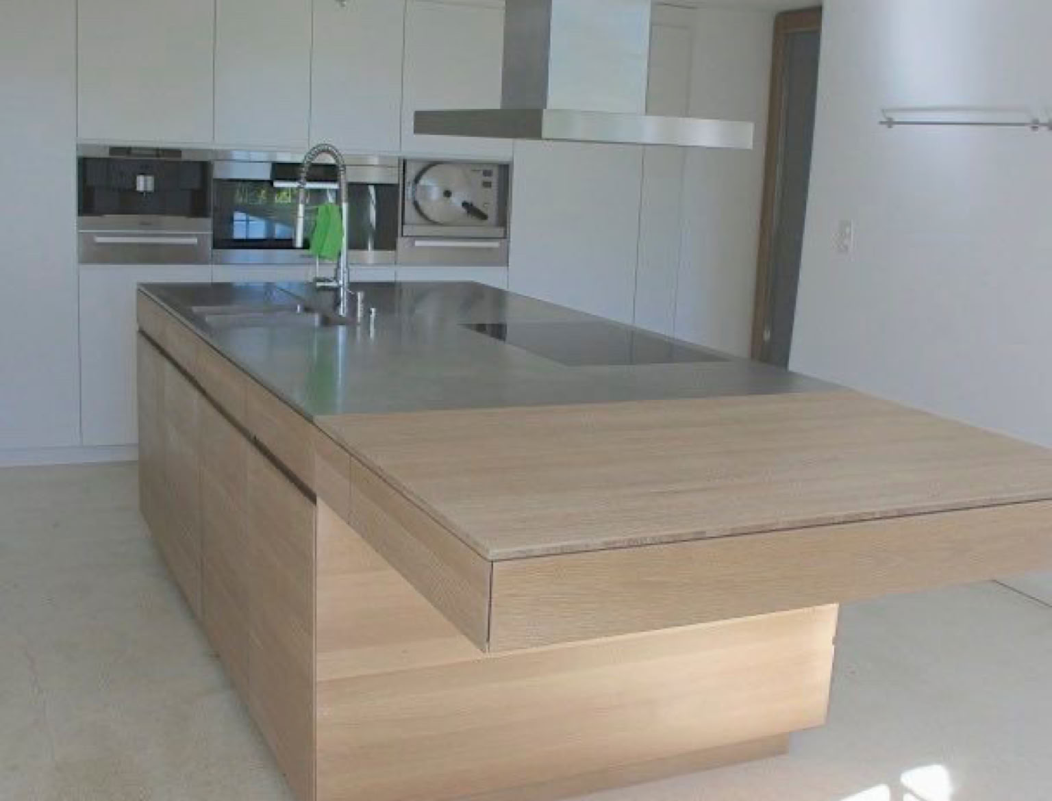 cuisine avec îlot en chêne et face haute en MDF laque blanche