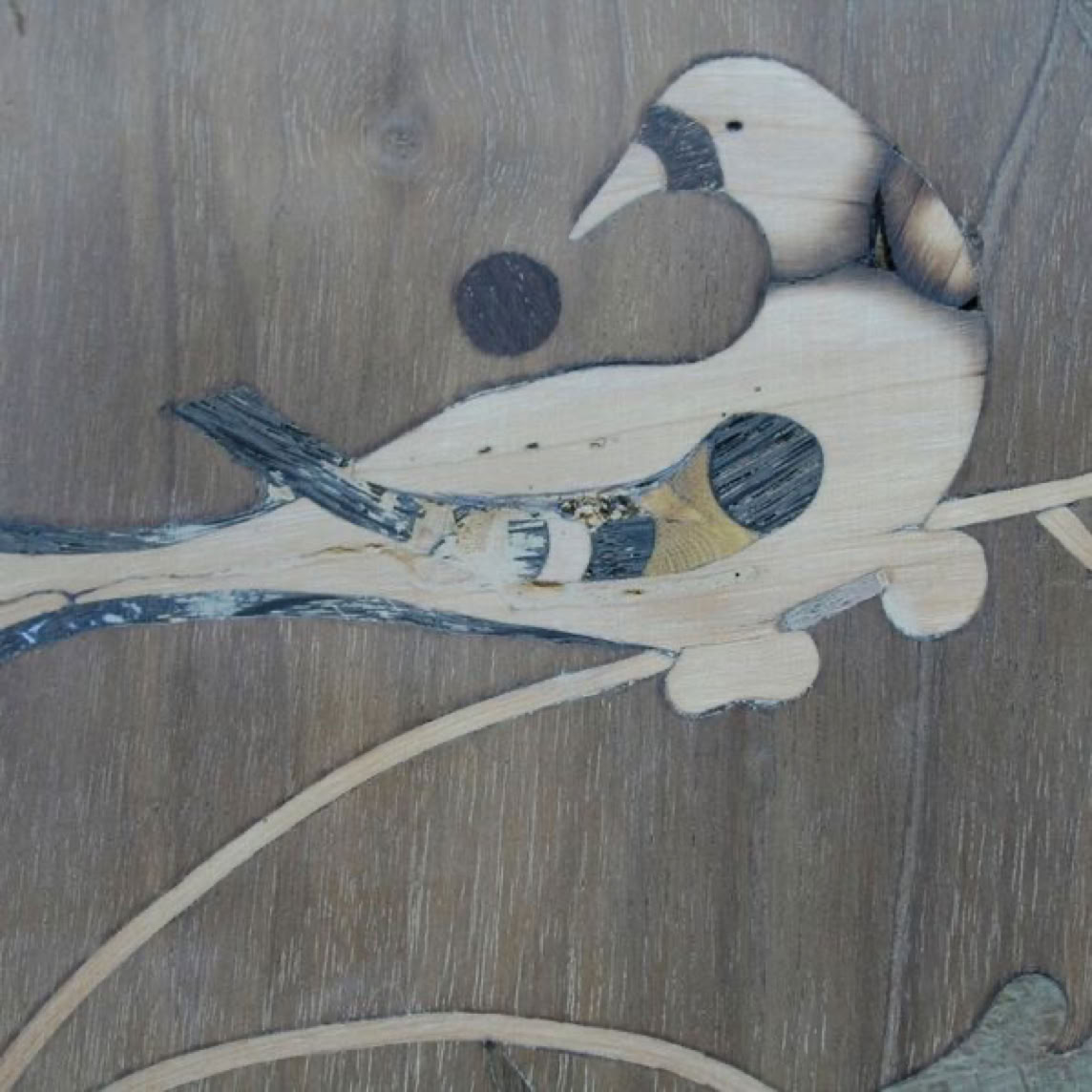 armoire fribourgeoise, motif d'oiseaux marqueté en cour de restauration 