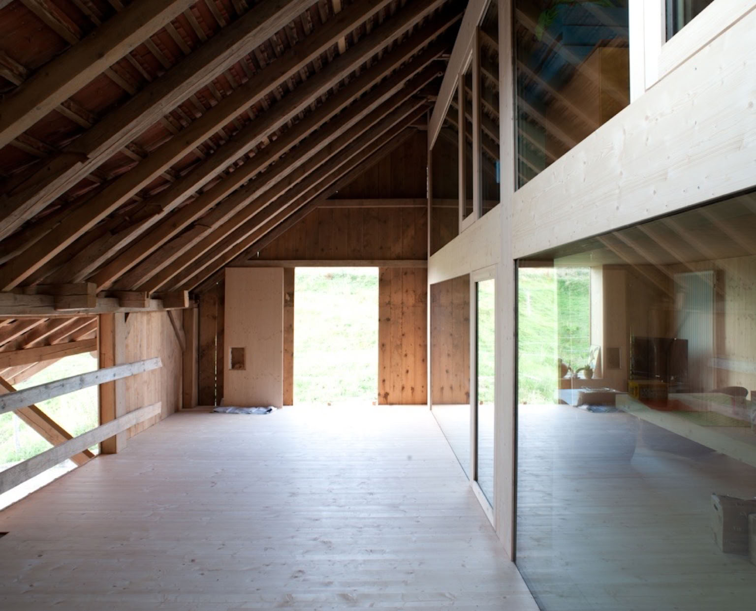 Façade vitrée  fleurée avec porte d'entrée, pour deux appartements dans une ferme protégée, concept  LVPH