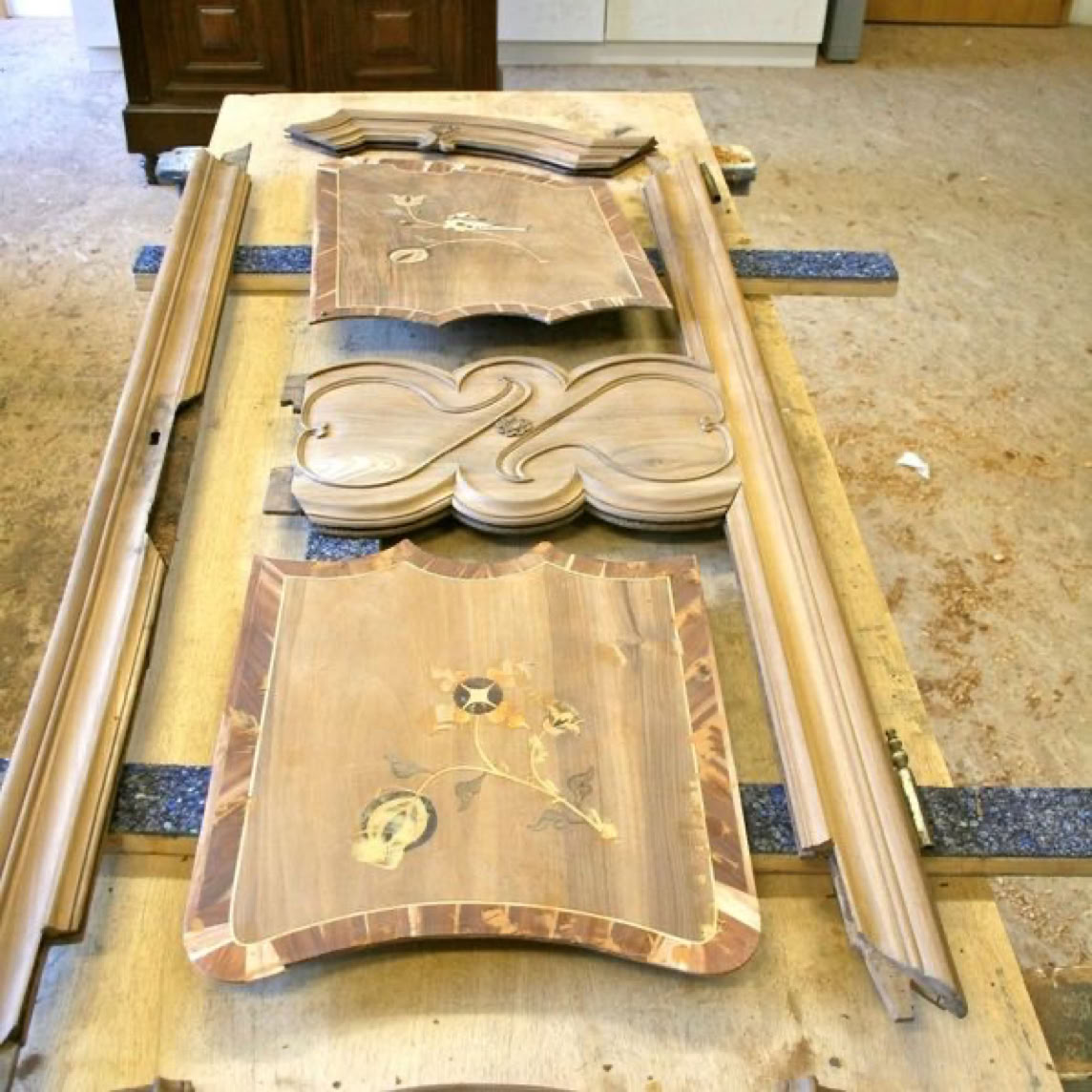 Armoire fribourgeoise, porte démontée en cours de restauration