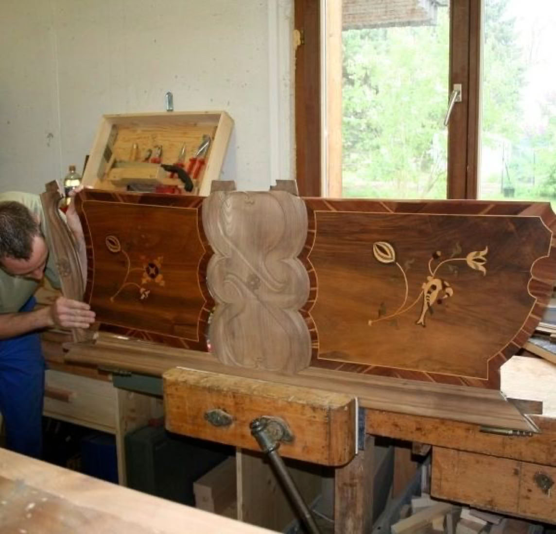 Armoire fribourgeoise, porte en cours de remontage après restauration