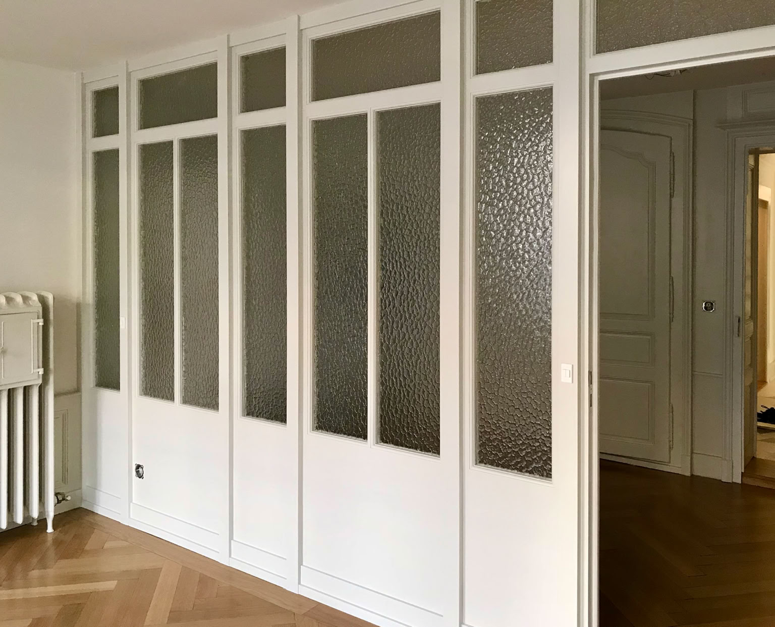 Paroi vitrée avec verre cathédrale, Morges, concept Rapin Saiz