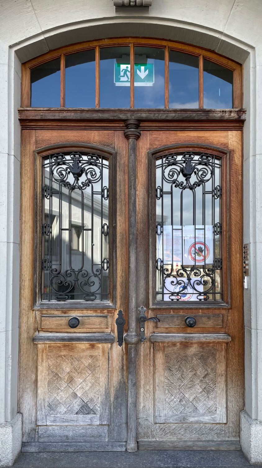 Porte de l'école de Belfaux avant restauration