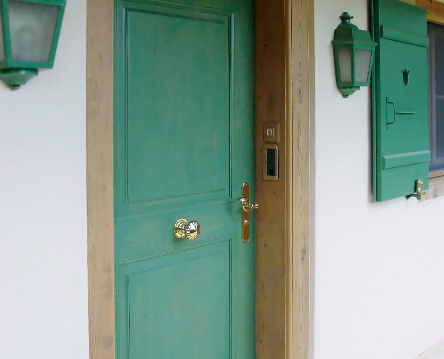 porte segondaire exécutée en vieux bois pour un chalet à gstaad