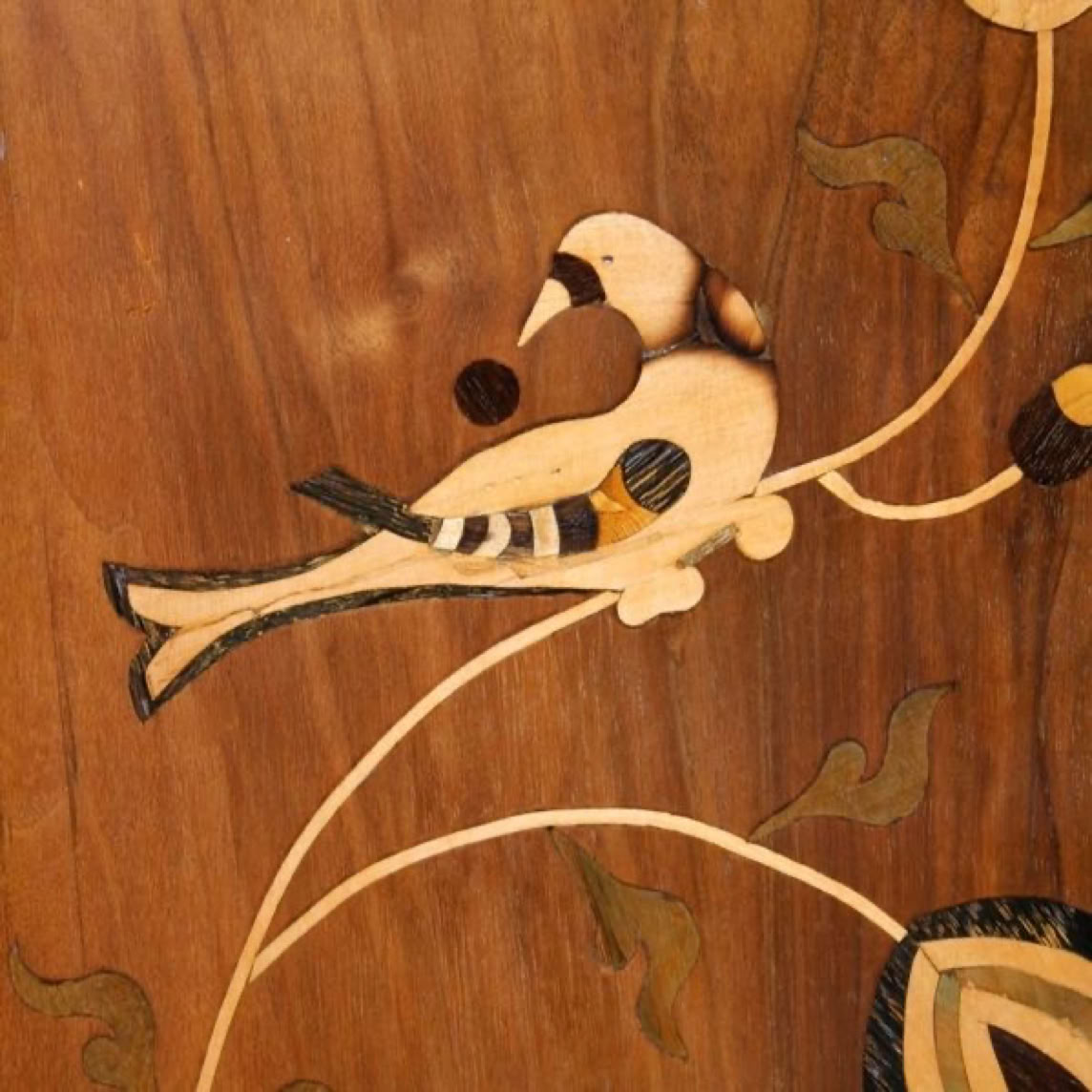 armoire fribourgeoise, motif d'oiseaux, marqueté