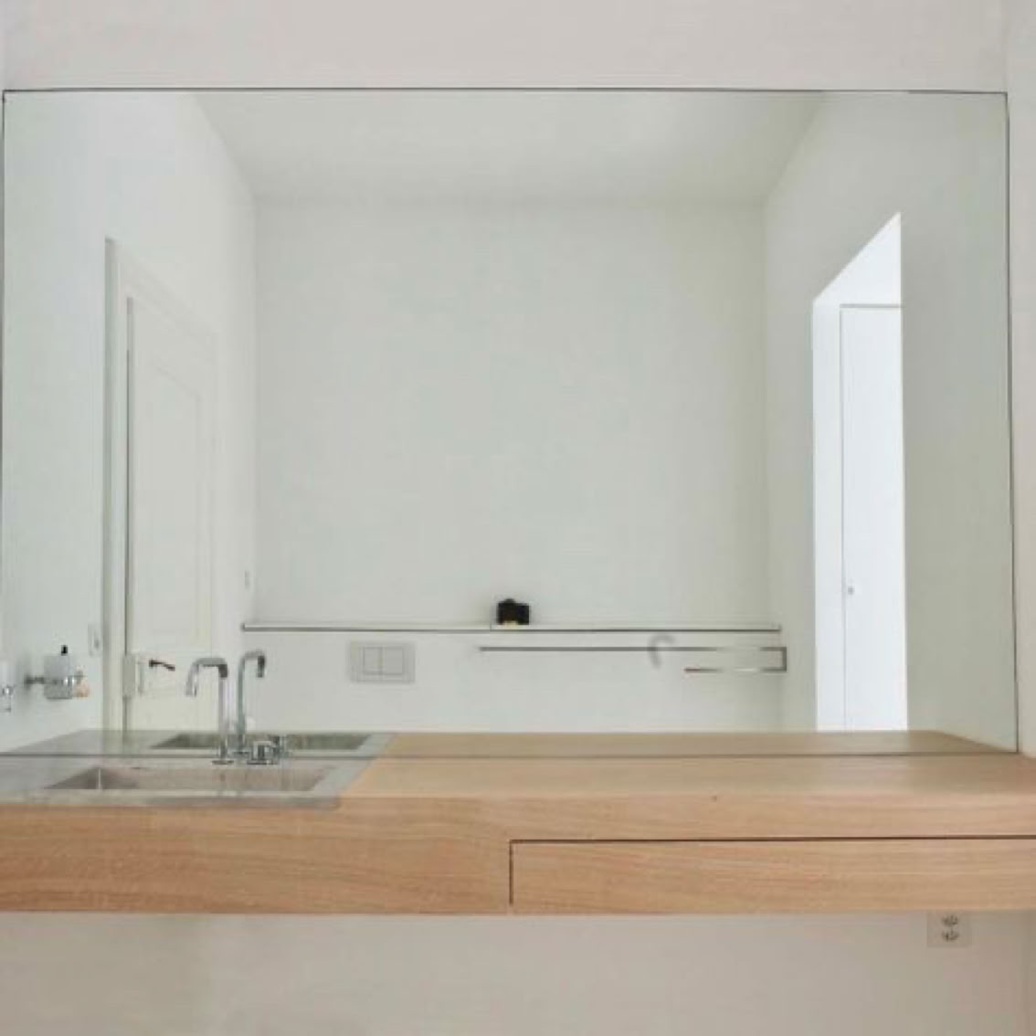 meuble de salle de bain en chêne massif évier en inox, tiroir suspendu, concept LVPH