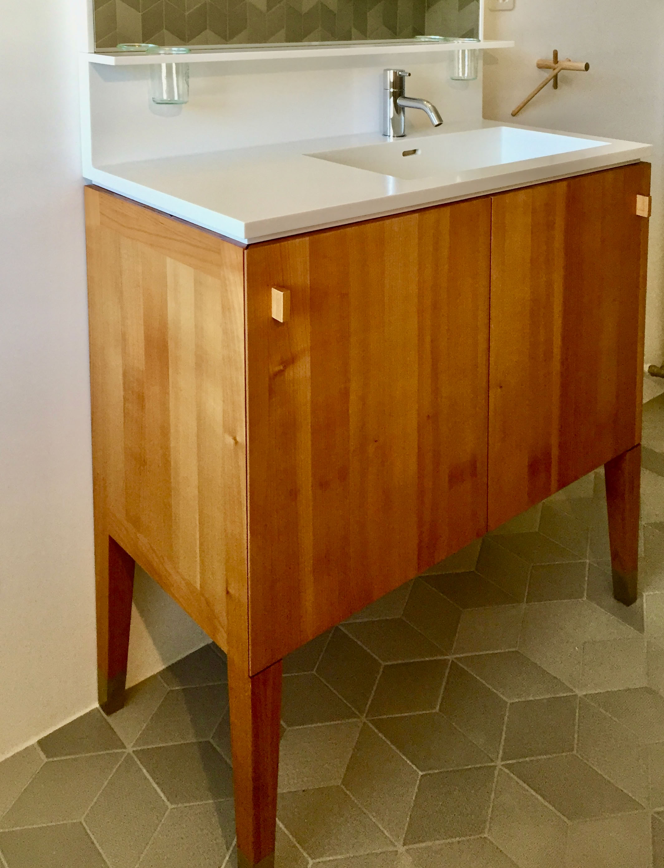 Meuble salle de bain cerisier, vasque en Corian, pied laiton massif, concept Rapin Saiz