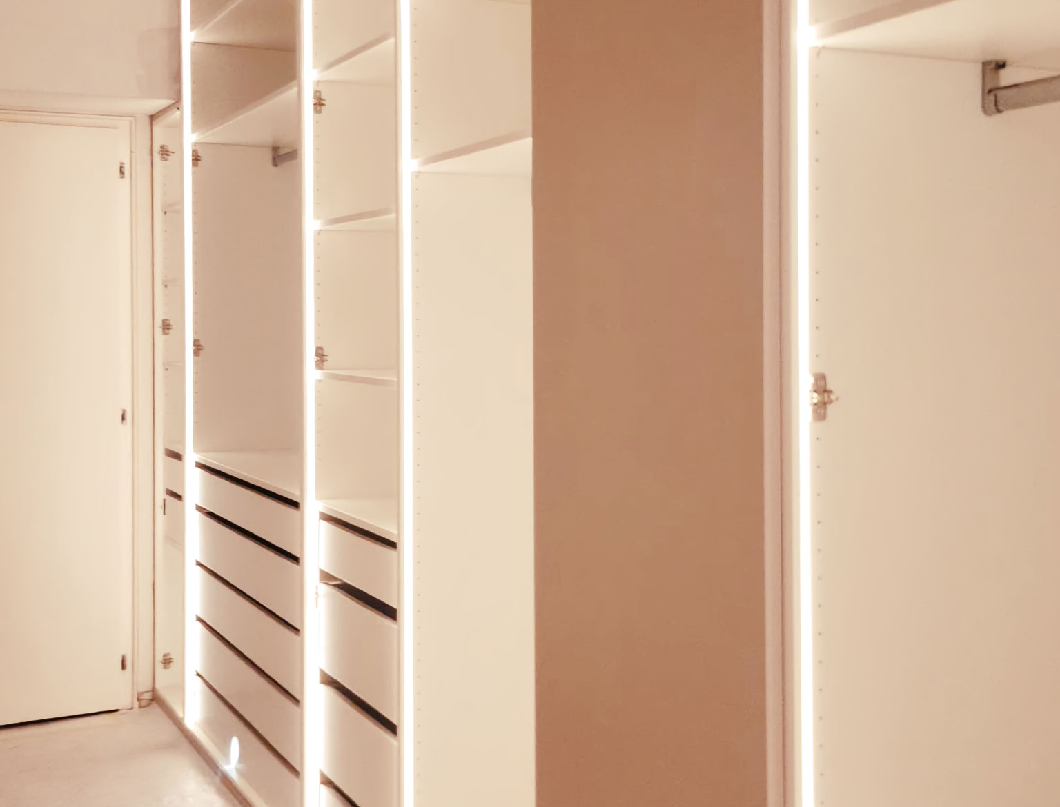 Dressing en cour de montage, avec aménagement intérieur, LED, tiroir, penderie, concept la passion du bois sa