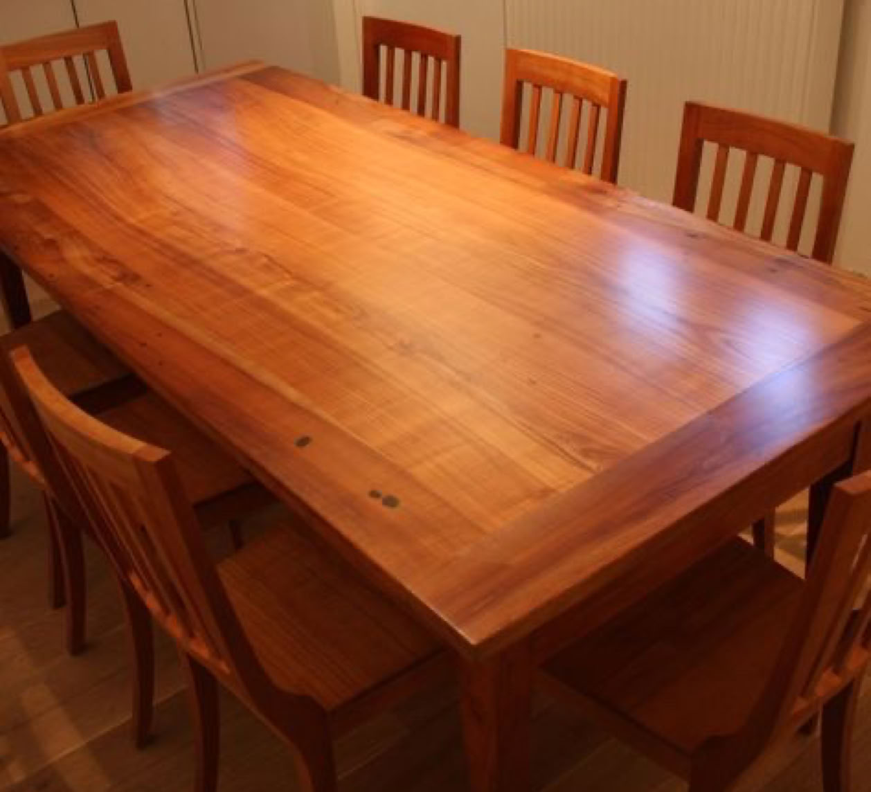 Table en bois directoir ancienne rectangulaire entourée de huit chaises en bois model fabriqué par la passion du bois sa.