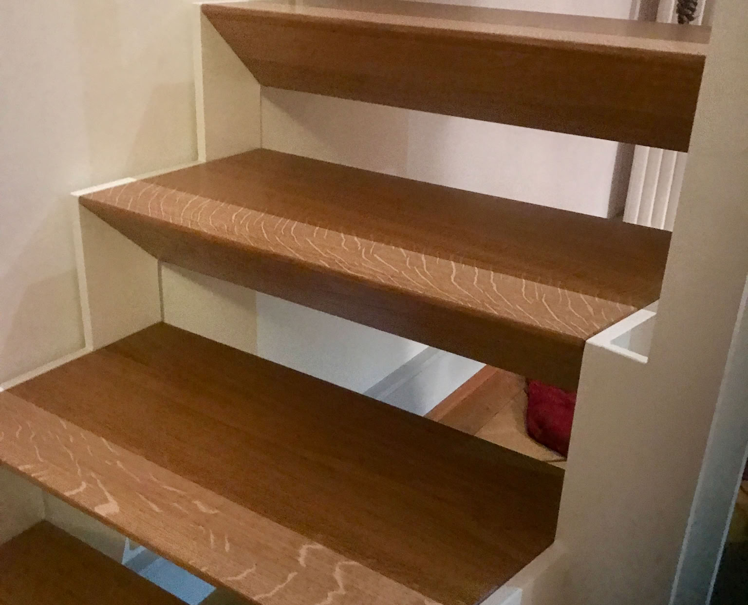 escalier fait sur mesure posé sur une structure metal 