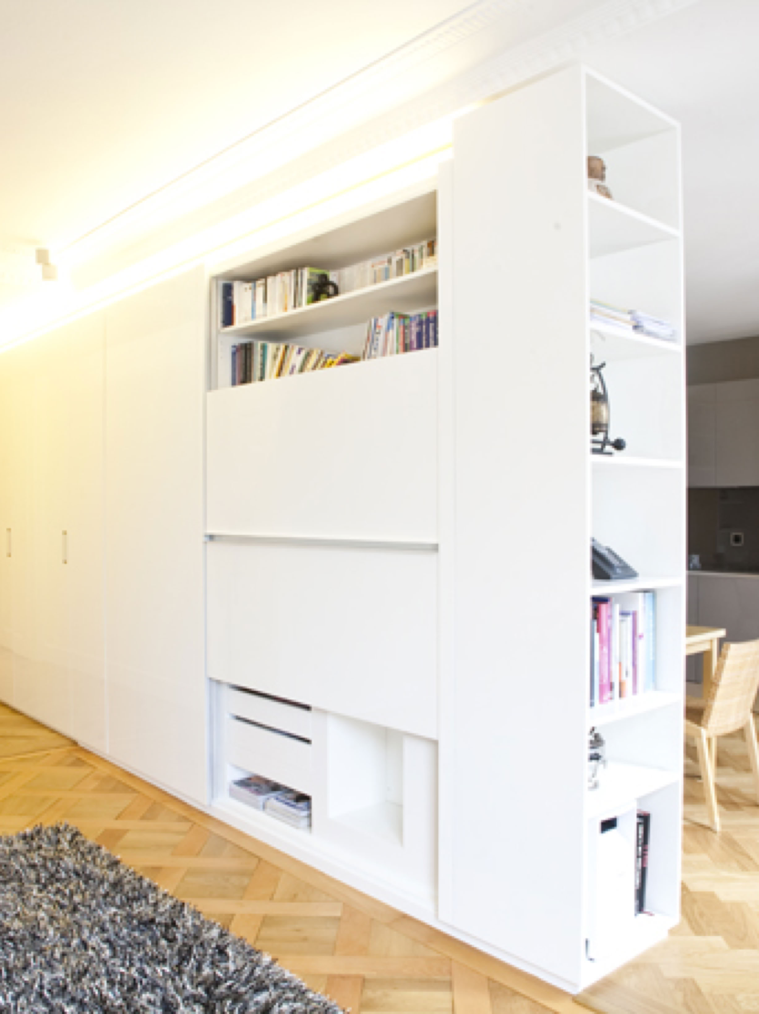 A rmoire multifonctions qui sert de meuble d'entrée, multimédia, cuisine bibliothèques.