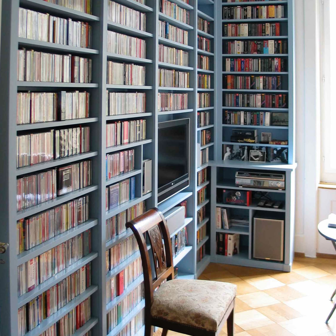 Bibliothèque multimédia avec agencement pour écran et appareil de diffusion, concept la passion du bois sa