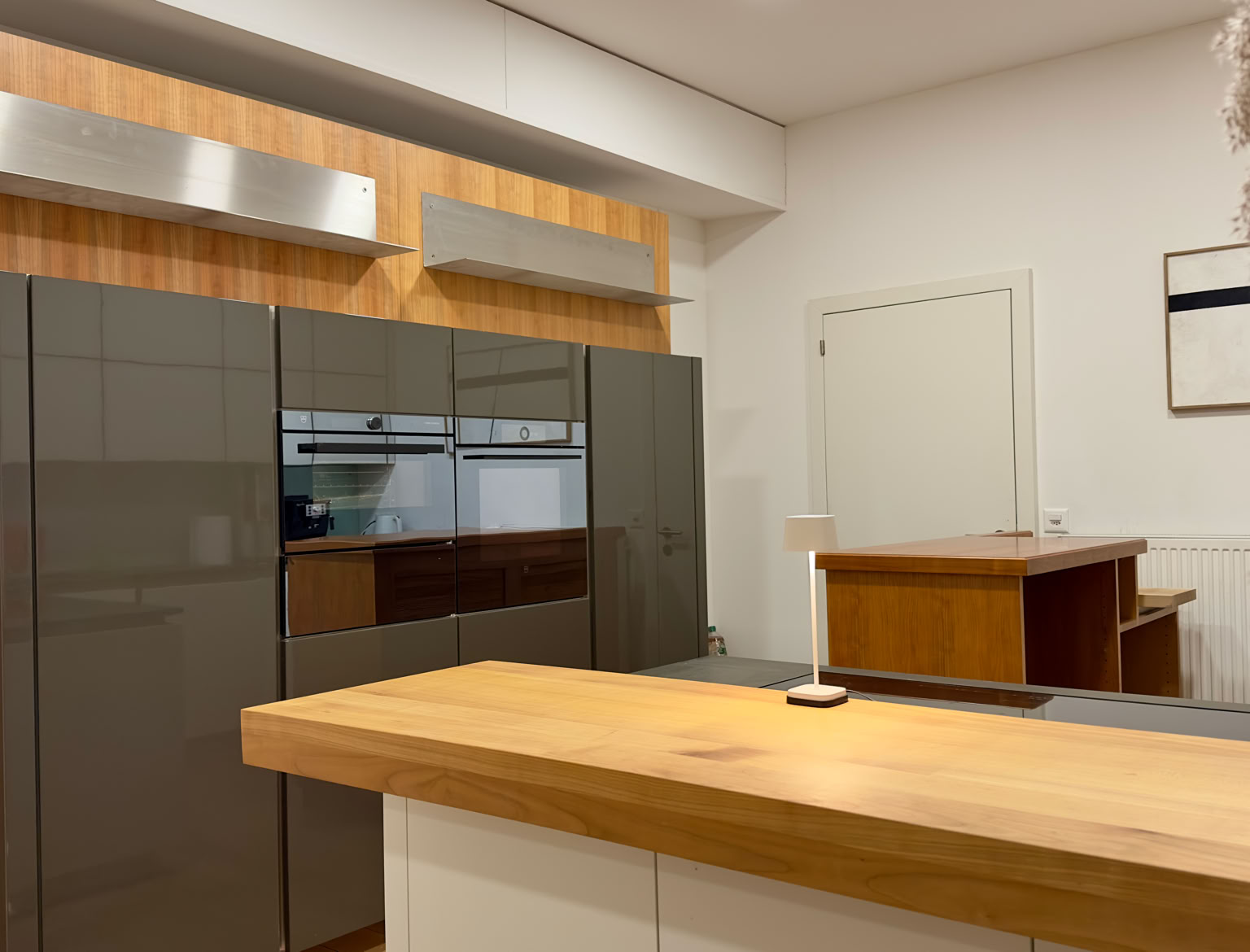 cuisine avec porte laquée brillant, avec plateau en cerisier, concept la passion du bois sa