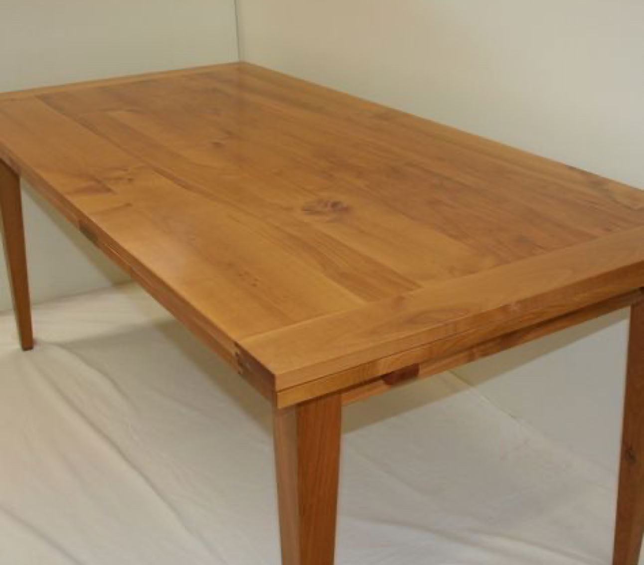 Table à rallonge dite à l'italienne  rectangulaire avec quatre pieds gainés.