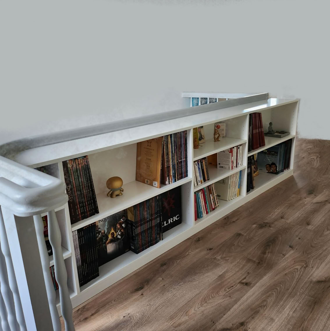 Bibliothèque sur mesure, et posant la forme de la balustrade. MDF laqué