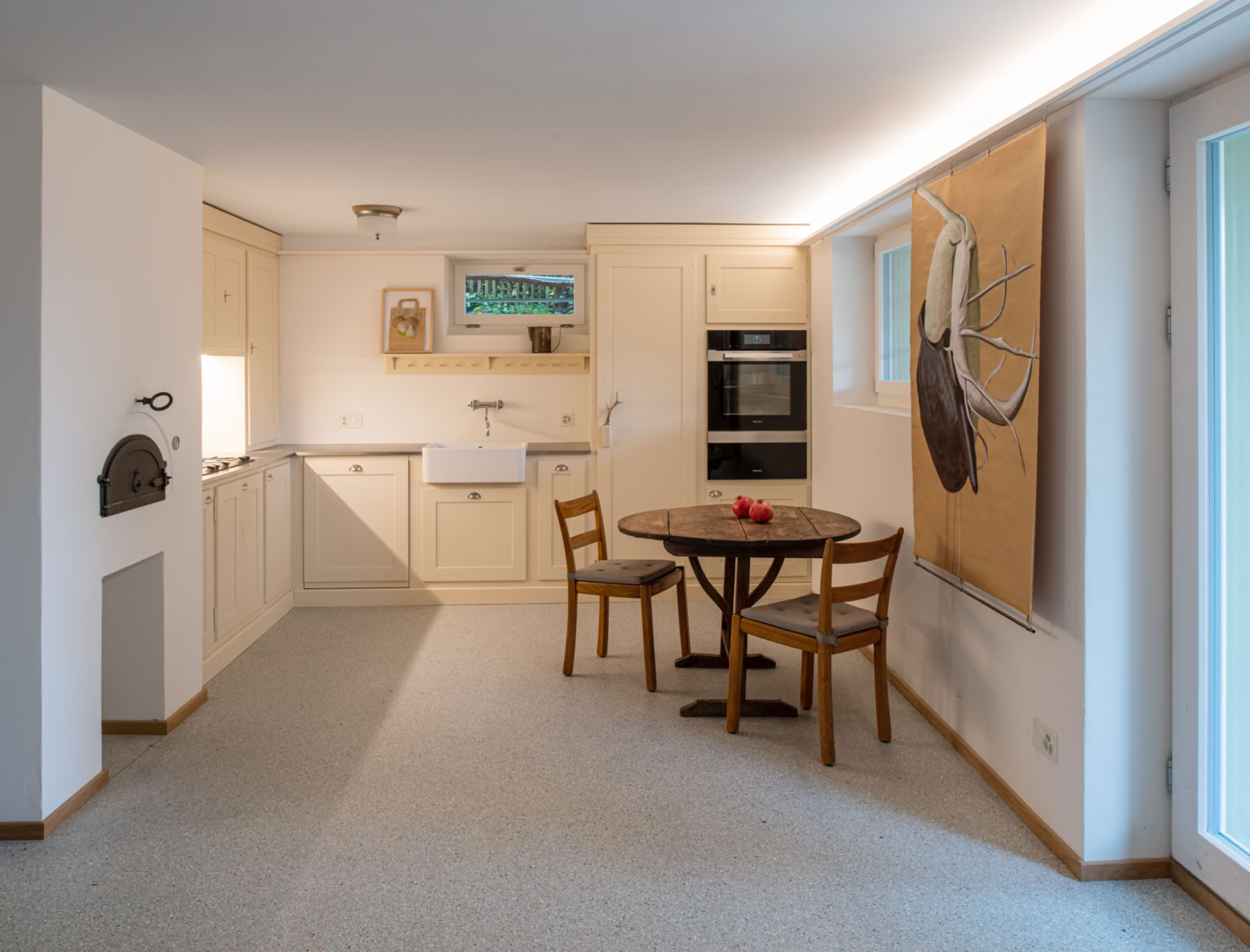 Cuisine en bois massif avec des meubles assemblés dans le style ancien de la maison, concept Cottier architecture