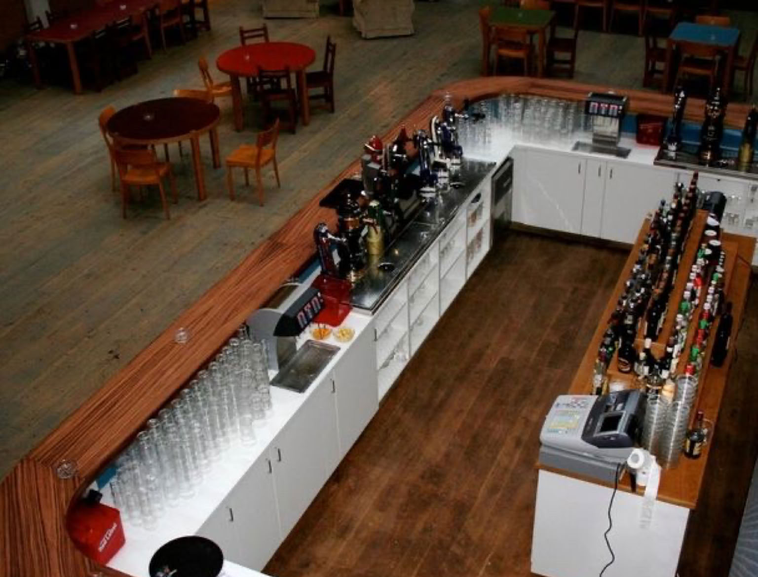 bar le transformateur fribourg, vue sur le bar et les tables