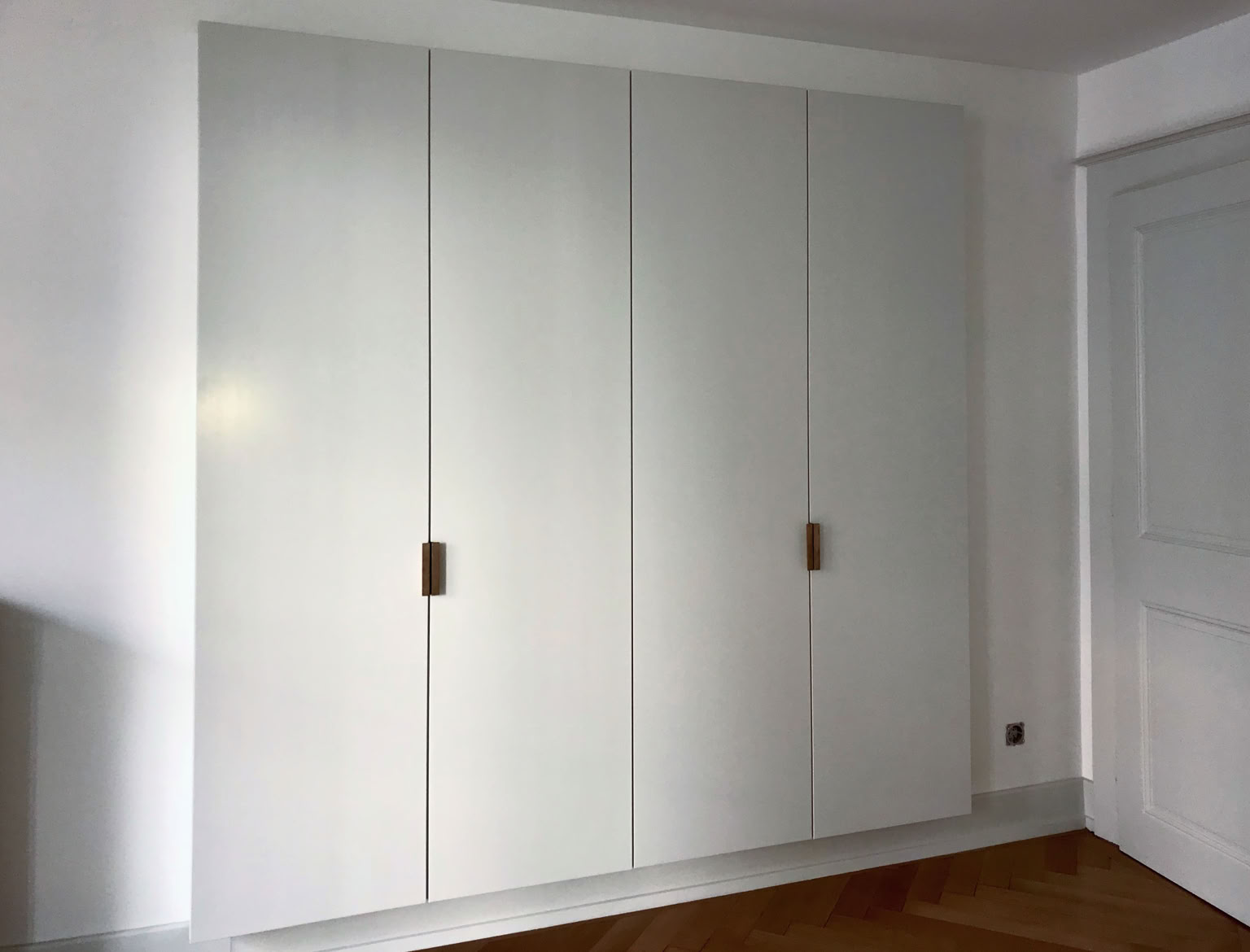 armoire 4 portes, dressing, poignée sur mesure laiton, concept Rapin-Saiz