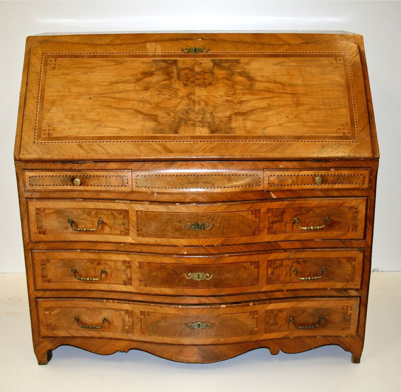 Très beau secrétaire vaudois, entièrement marqueté