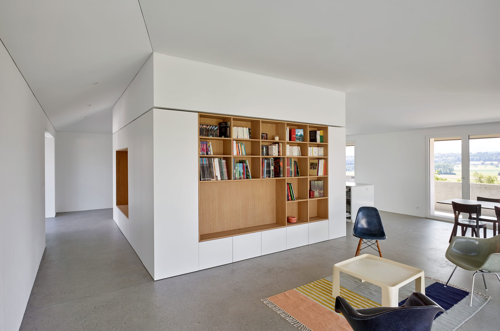 Intérieur moderne avec bloc central, armoire d'entrée, meuble télé, cuisine