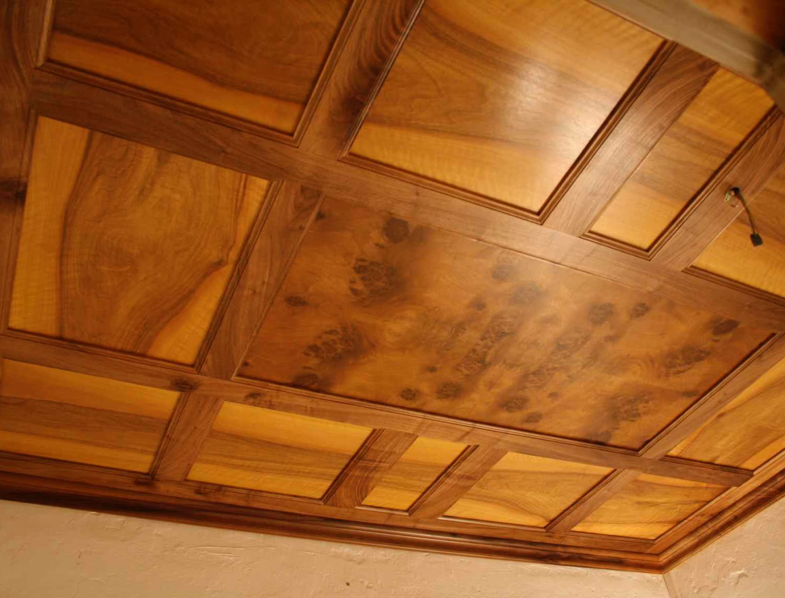 Plafond en noyer avec un motif de panneaux  encadrés, moulure, corniche.