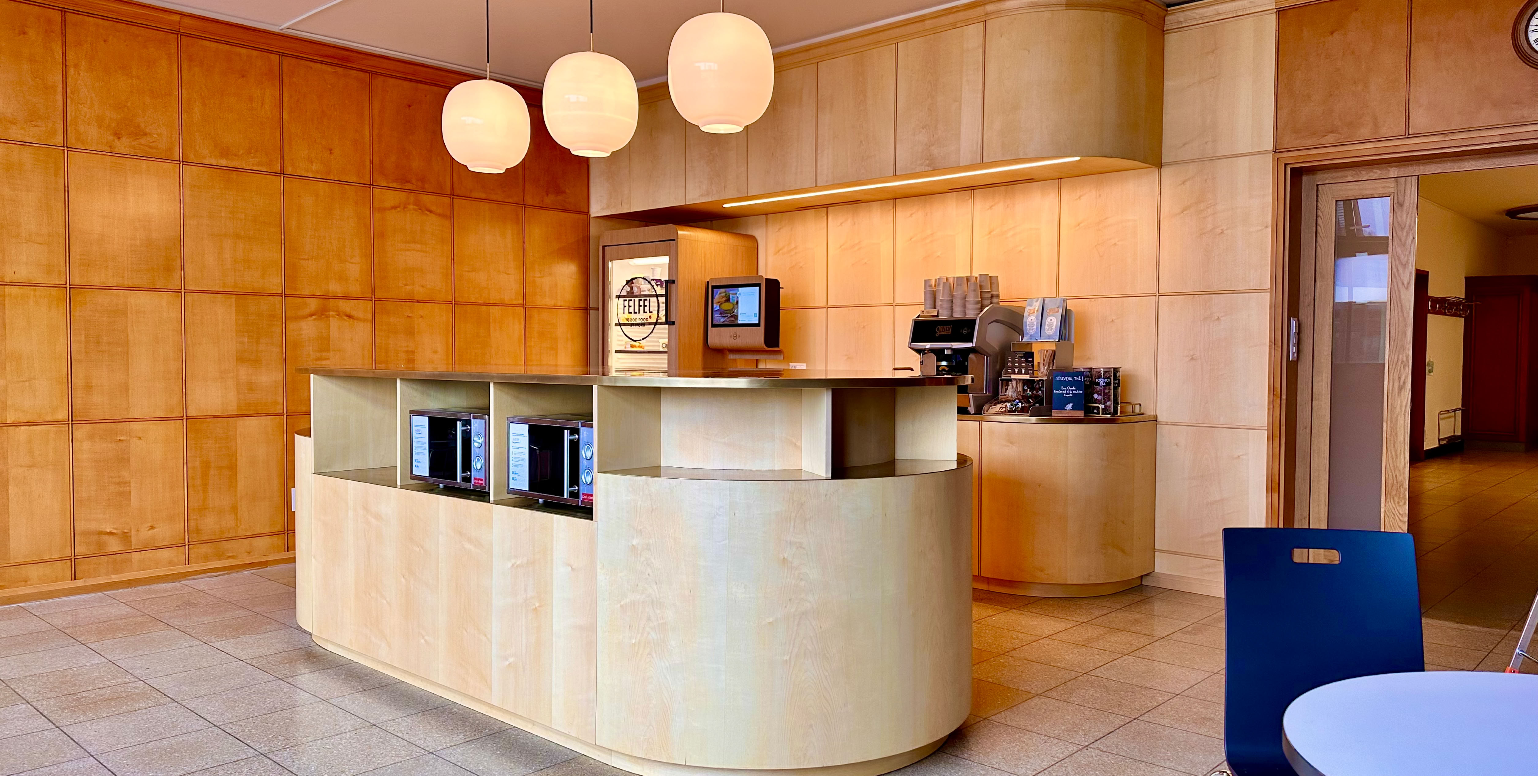 meuble de cafétéria et parois en érable pour l'unifr, plateau en laiton