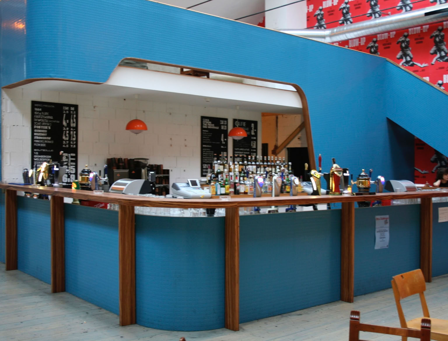 bar le transformateur avec escalier et rembarde, concept la passion du bois sa