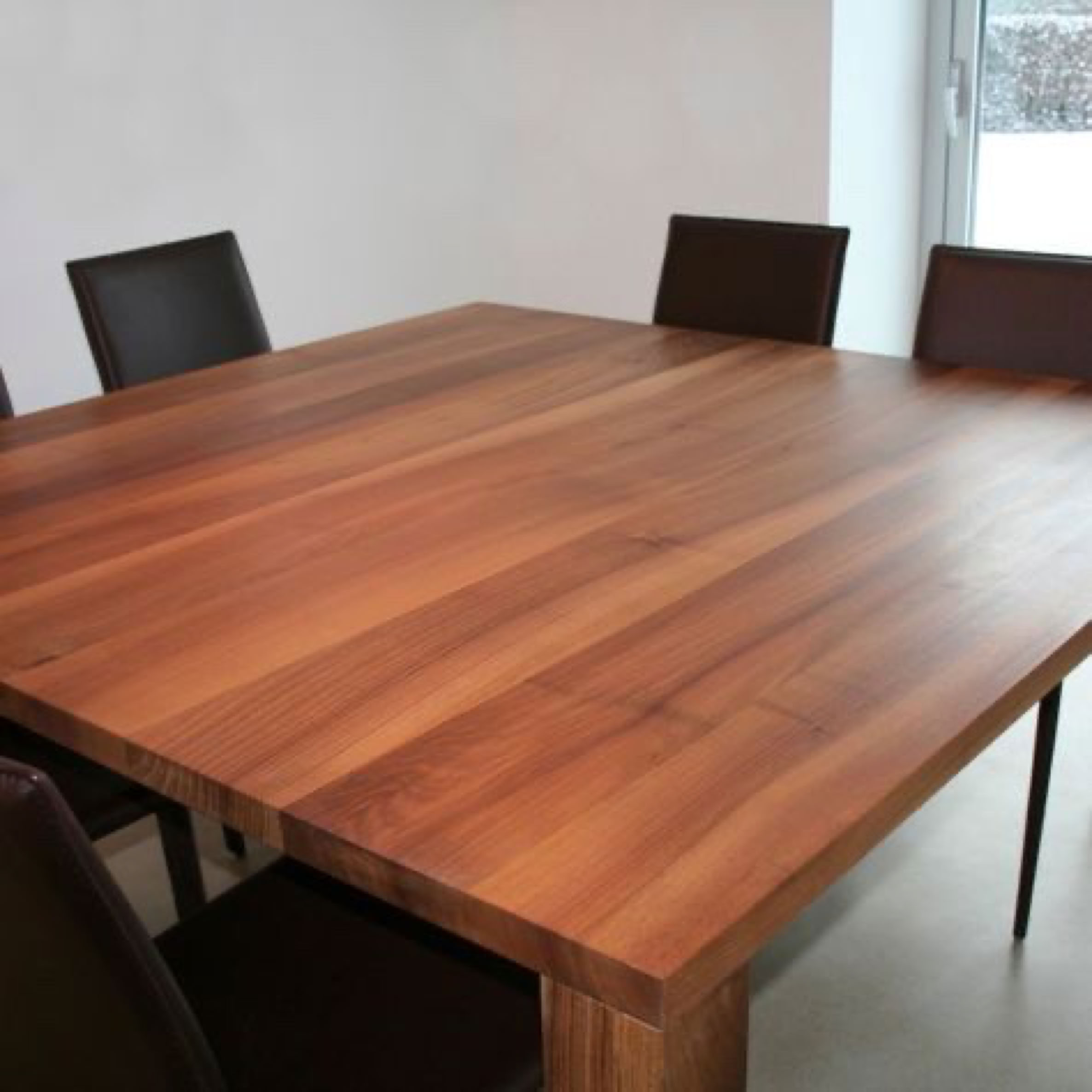 Table carré en noyer massif