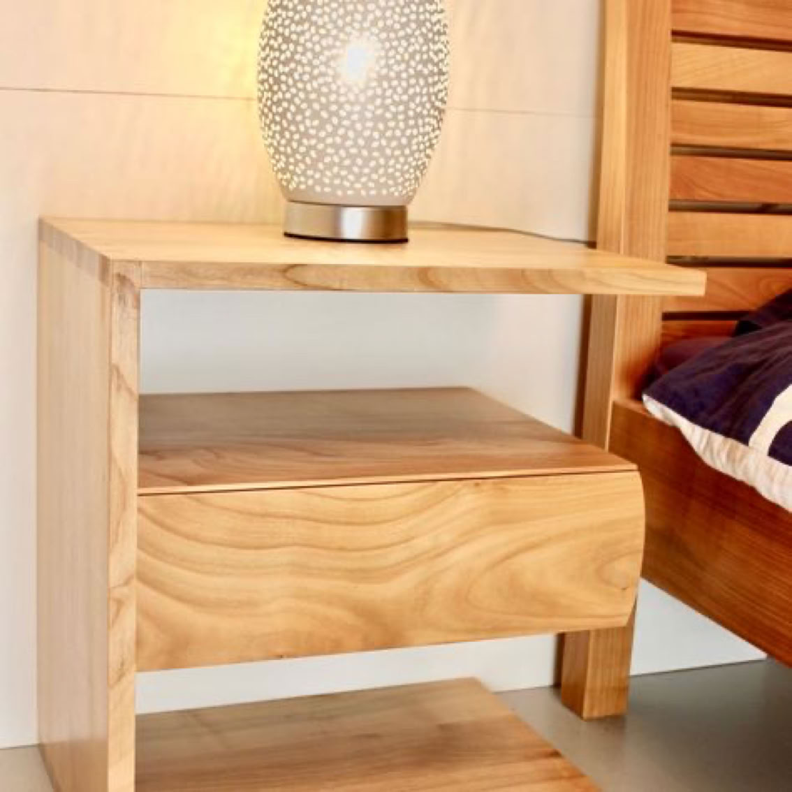 table de nuit en cerisier 1