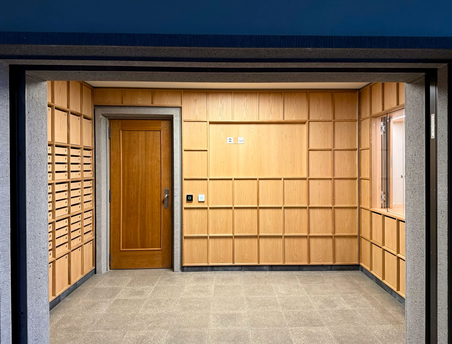 réception avec boite aux lettres et guichet, parois multimédia, concept ITIS