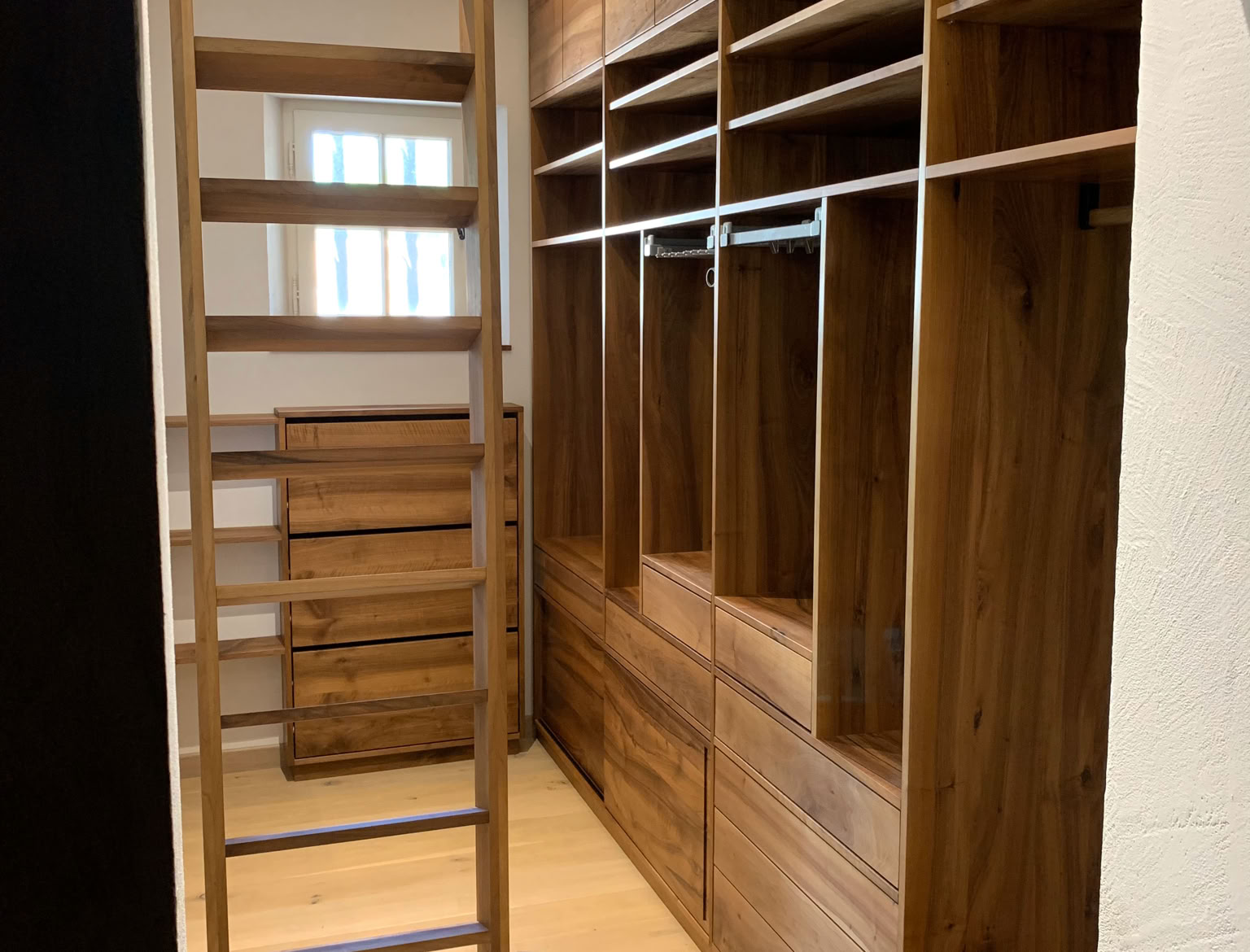 Dressing en noyer massif avec dos en verre pour vision ancien mur, concept la passion du bois sa