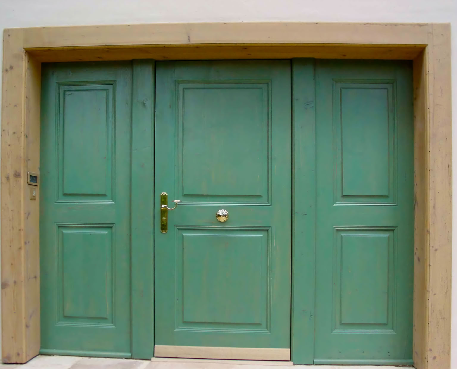 porte principale exécutée en vieux bois pour un chalet à gstaad