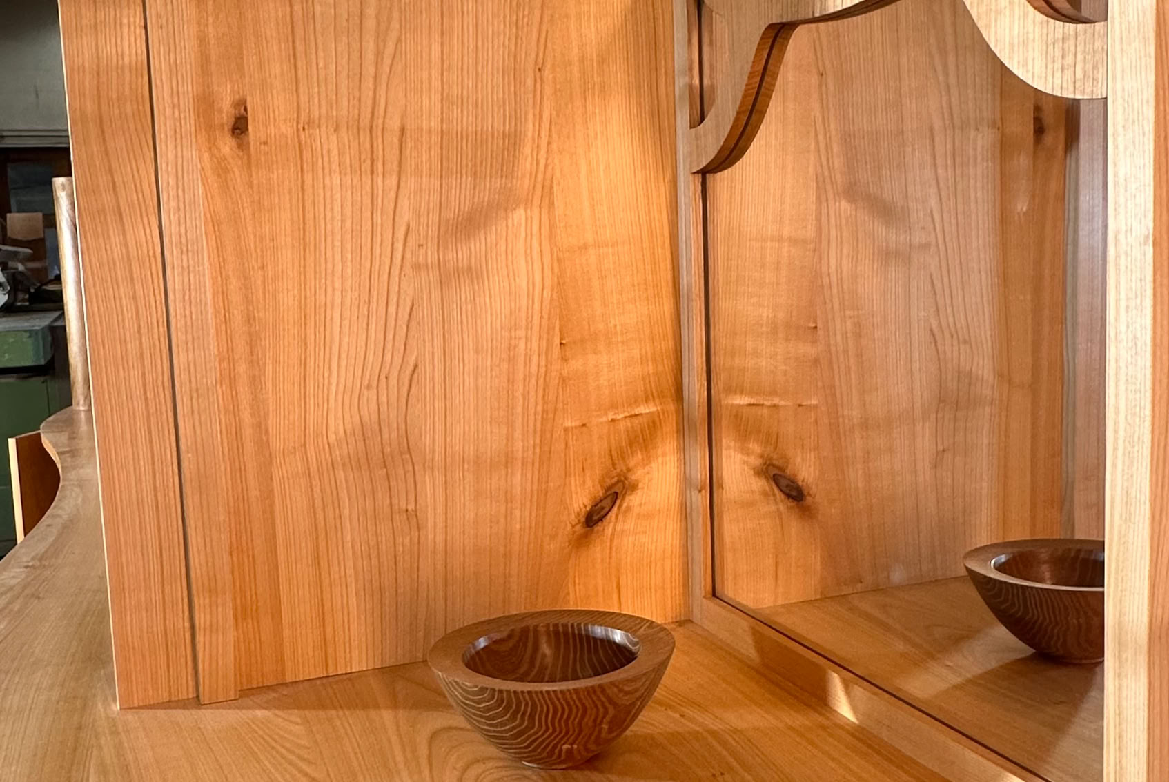 Bibliothèque détail de l'angle avec le miroir et les parties chantournés