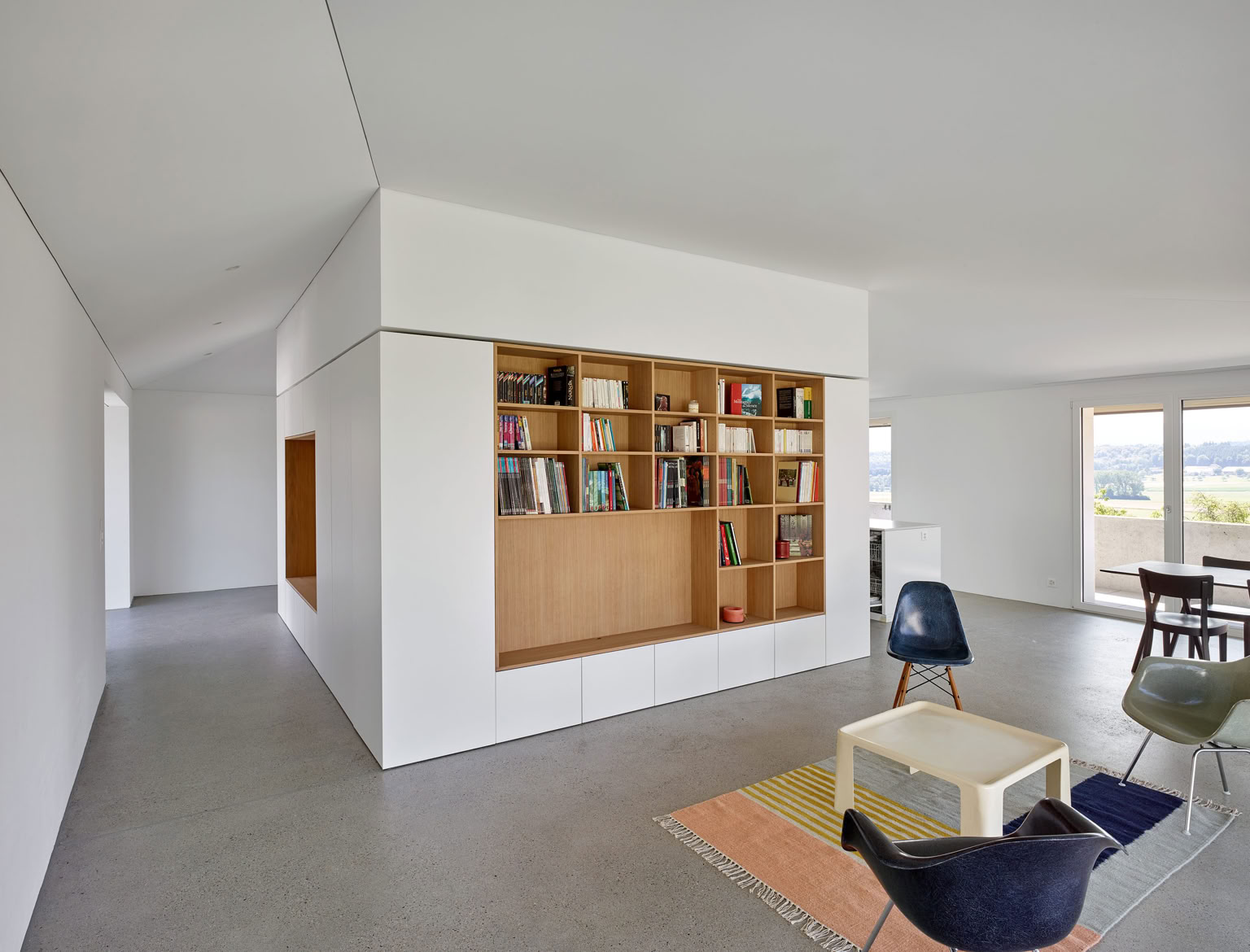 Intérieur moderne avec bloc central, armoire d'entrée, meuble télé, cuisine