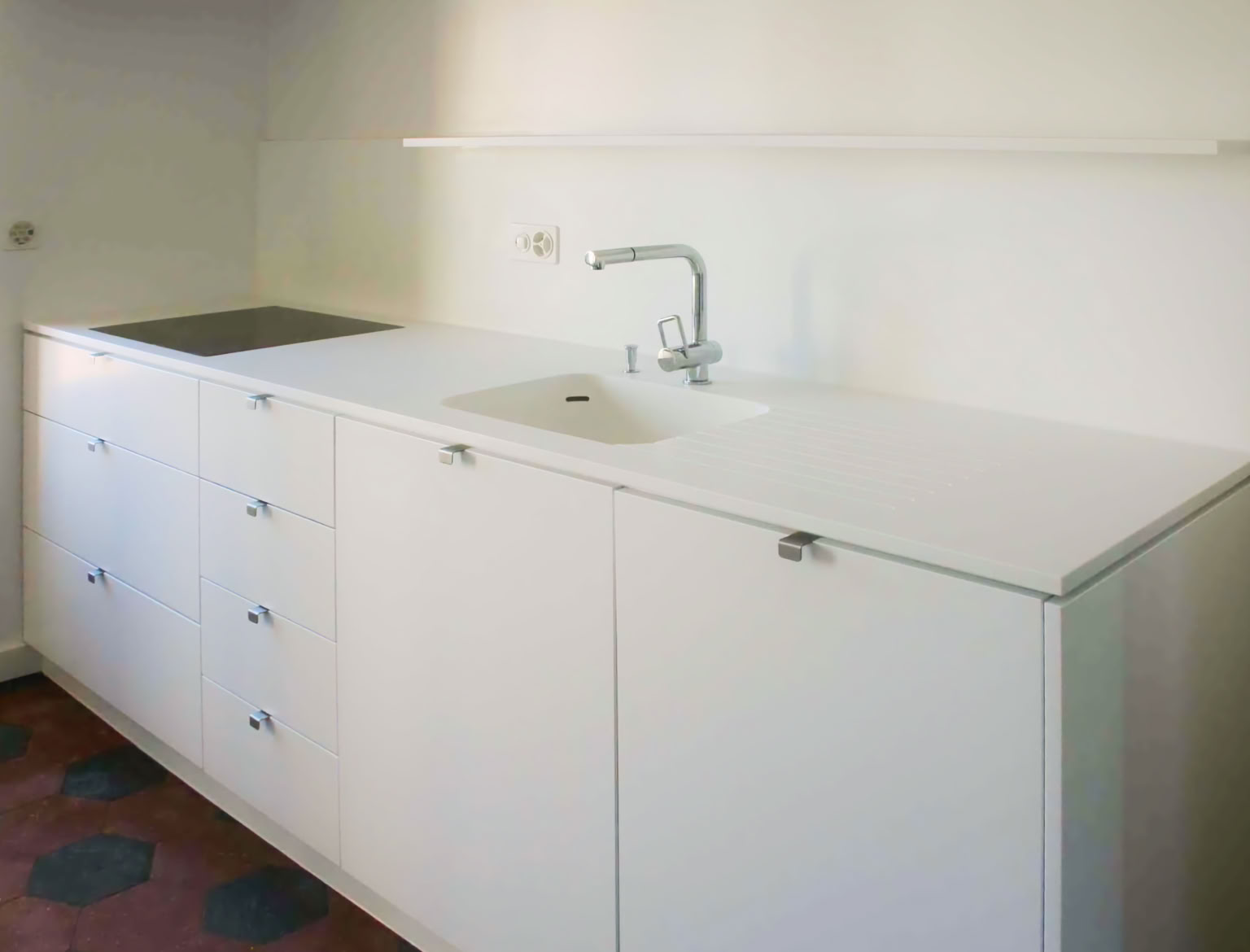 Cuisine moderne avec un plan de travail blanc en Corian, concept Rapin-Saiz