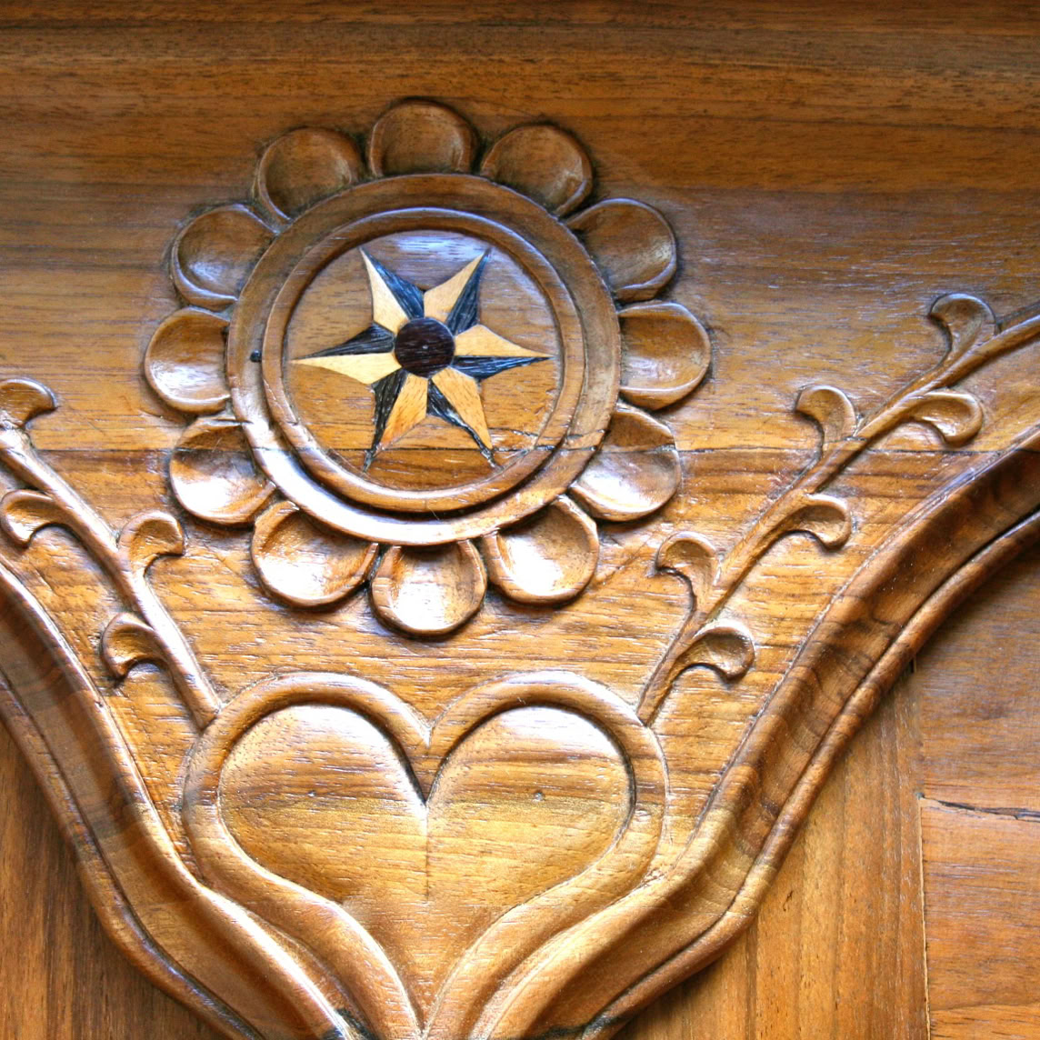 Armoire fribourgeoise détaille du fronton