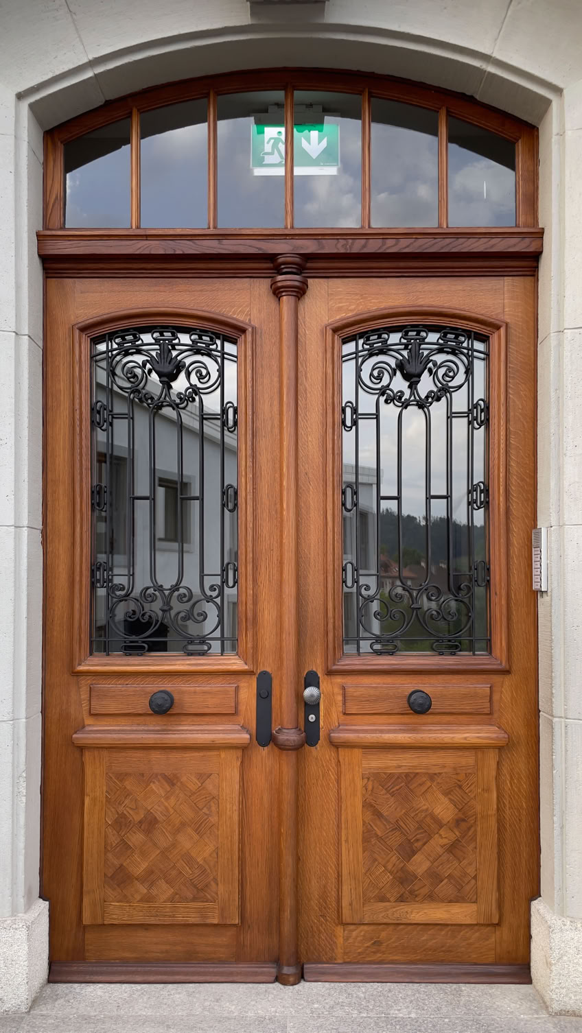 Porte de l'école de Belfaux, entièrement restaurée