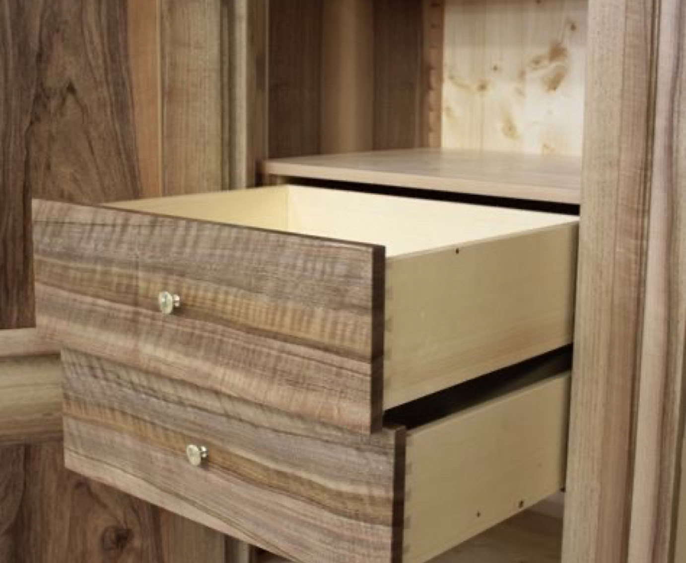 Armoire en noyer fabriquer selon les principes artisanal des meubles sur-mesure,détaille des tiroirs.