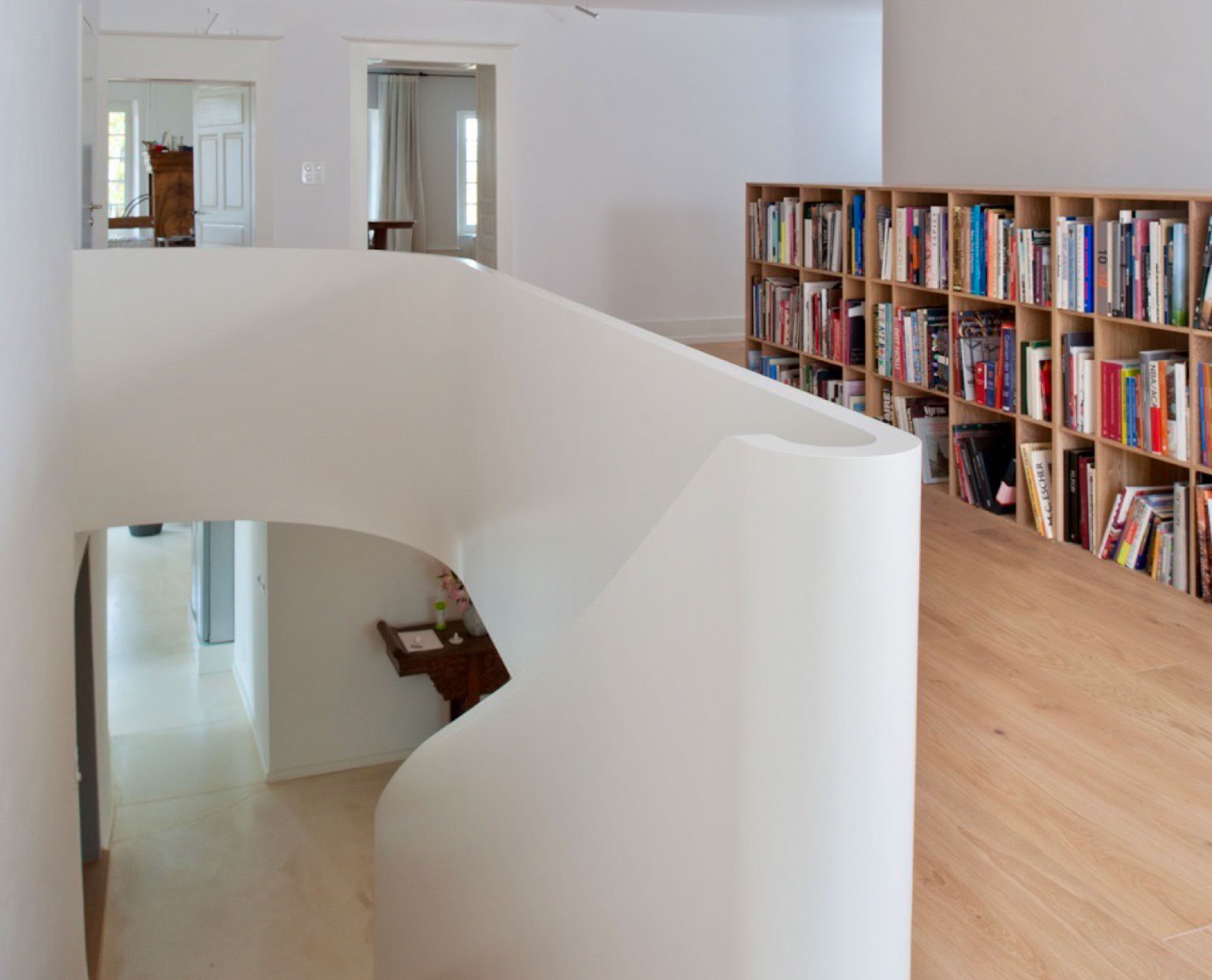 Escalier en chêne balancer avec balustrade  cintrée, concept Lvph